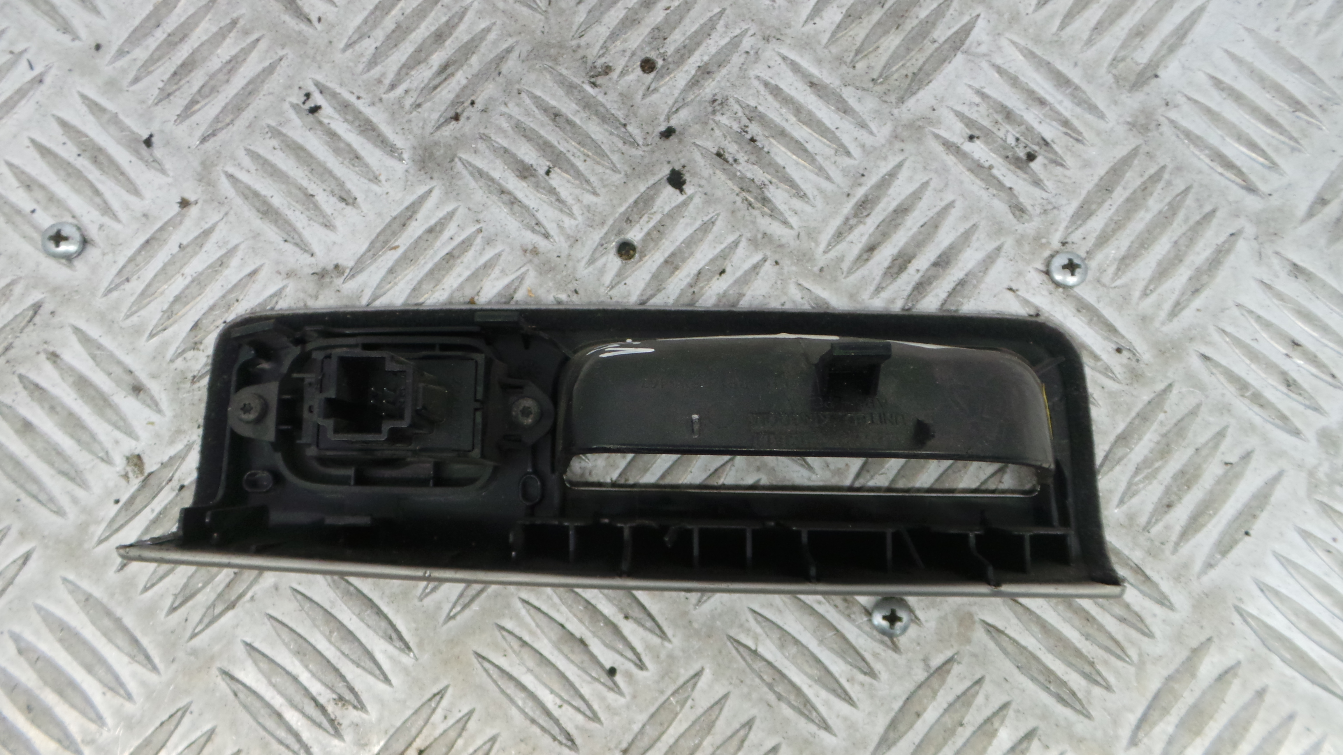 Interruptor / Comando Elevador Vidro Trás Esq 8663813 - VOLVO V50 (545)-33202037