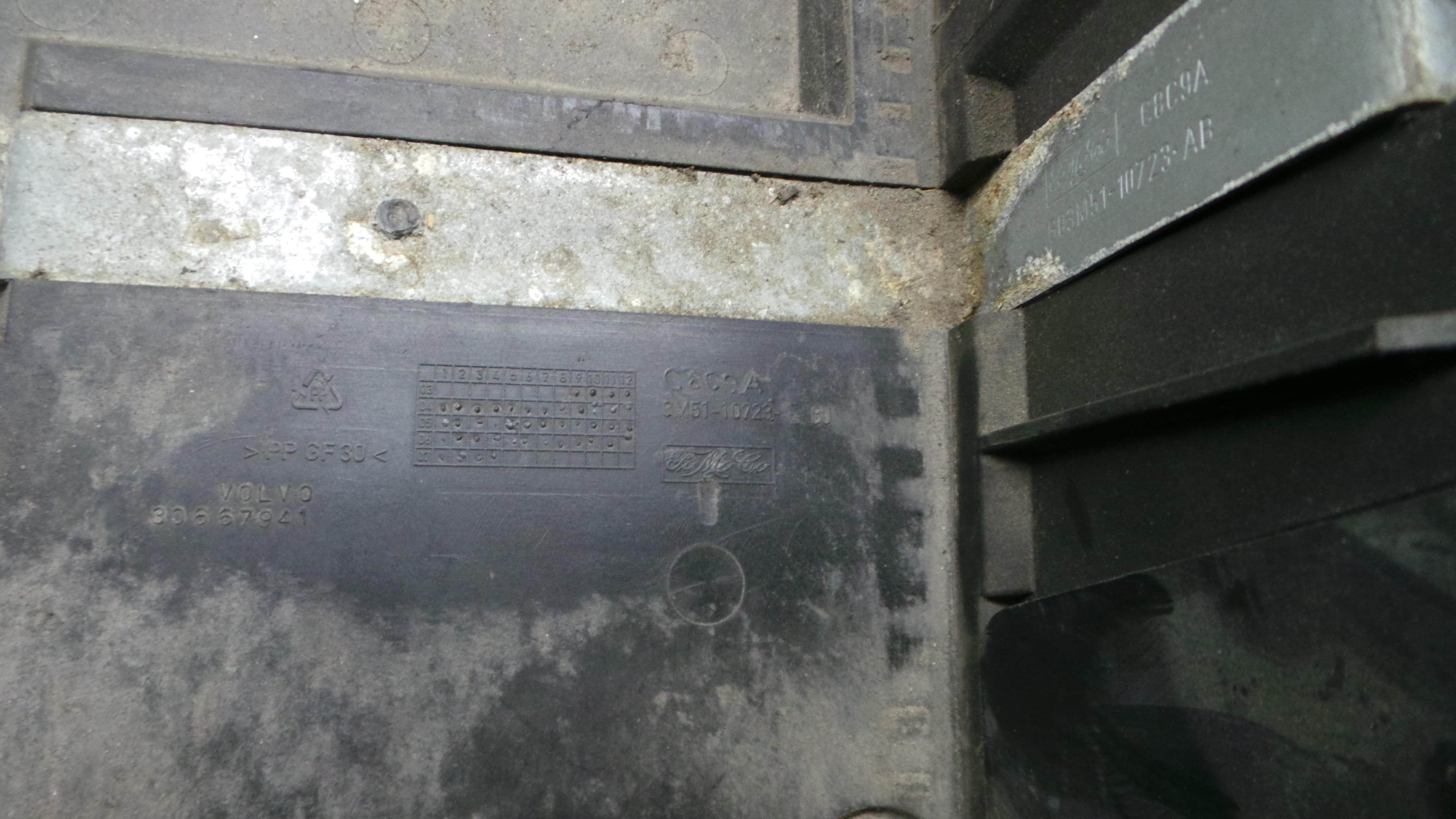 Base da Bateria 3M51-10723-BJ - VOLVO C30 (533)-33202252