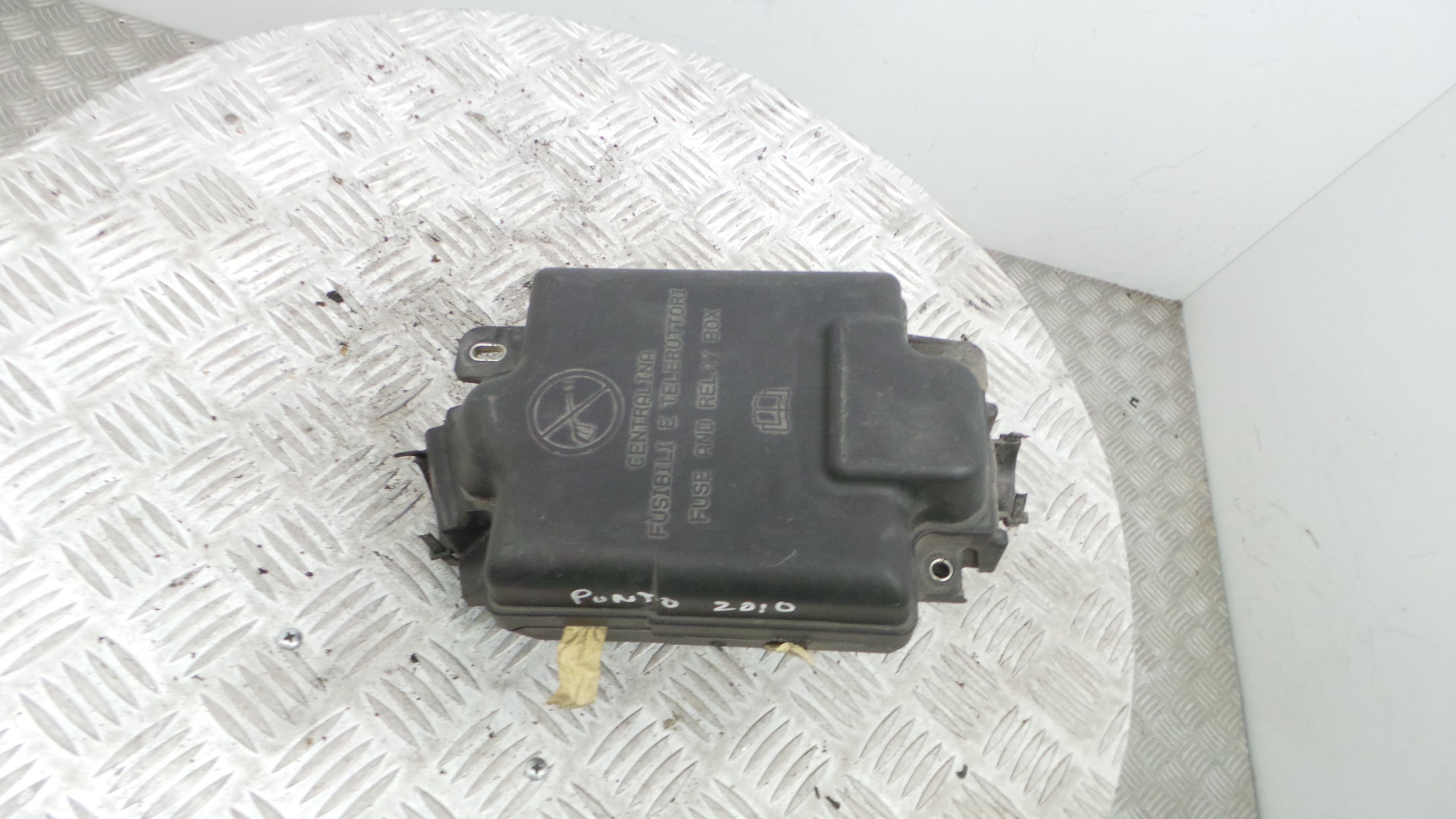 Caixa de Fusiveis 735471685 - FIAT PUNTO Caixa/parte traseira inclinada (199_)-33250693