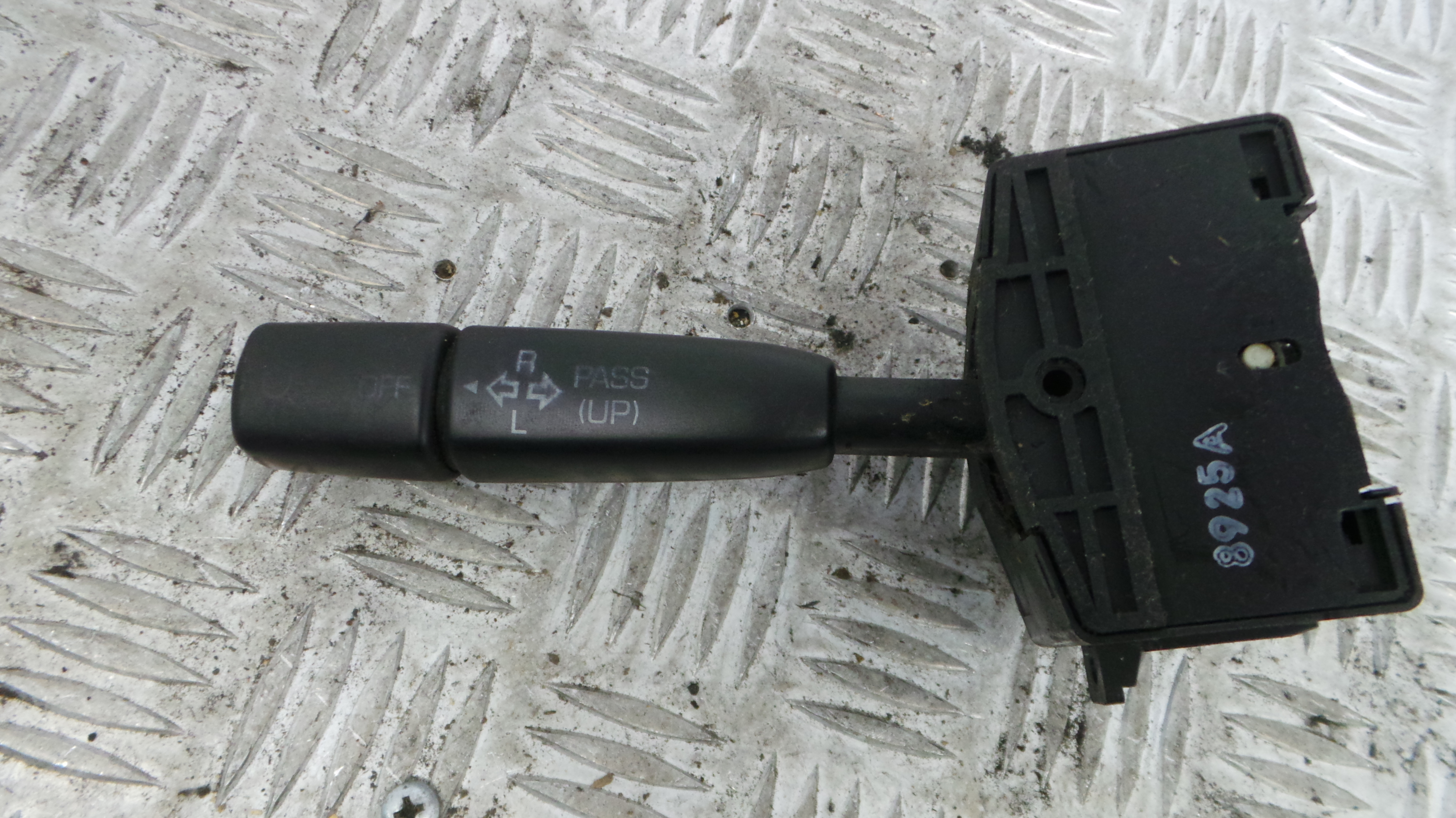 Manete / Comando dos Piscas 8925A - MITSUBISHI Canter (FE5, FE6) VI-33250839