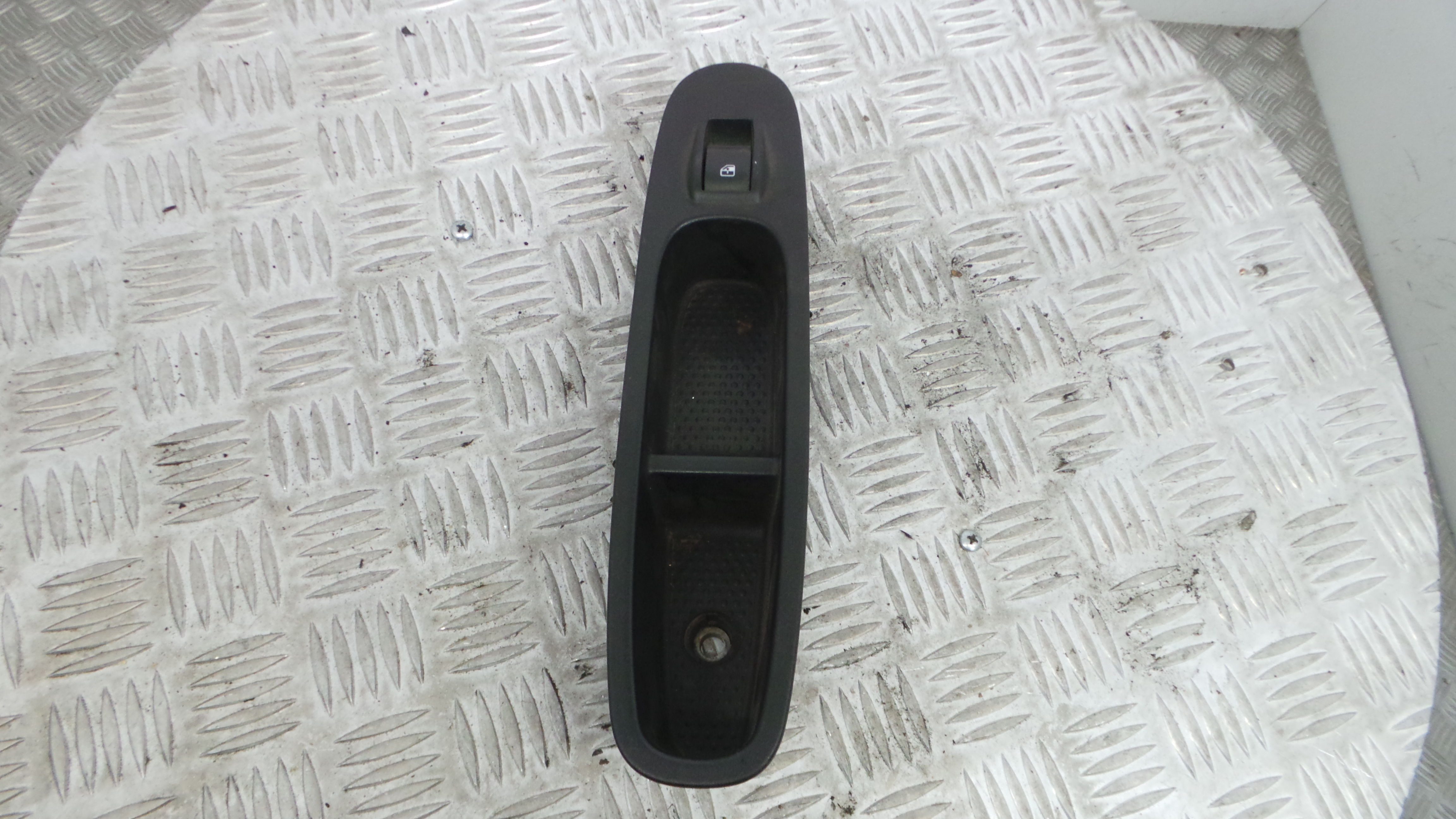 Interruptor / Comando Elevador Vidro Frente Dto  735500049 - FIAT PUNTO Caixa/parte traseira inclina-33251311