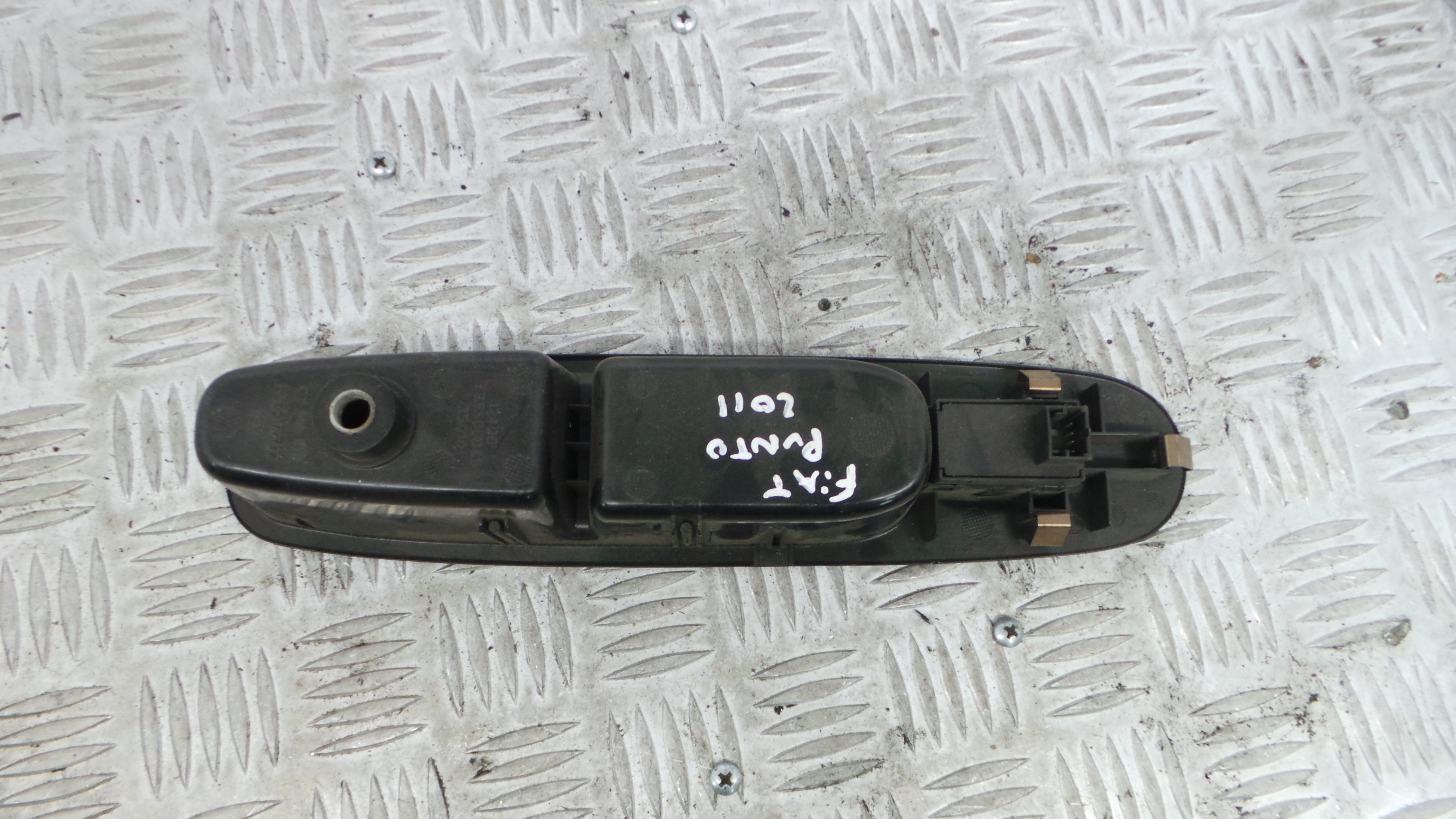 Interruptor / Comando Elevador Vidro Frente Dto  735500049 - FIAT PUNTO Caixa/parte traseira inclina-33251311