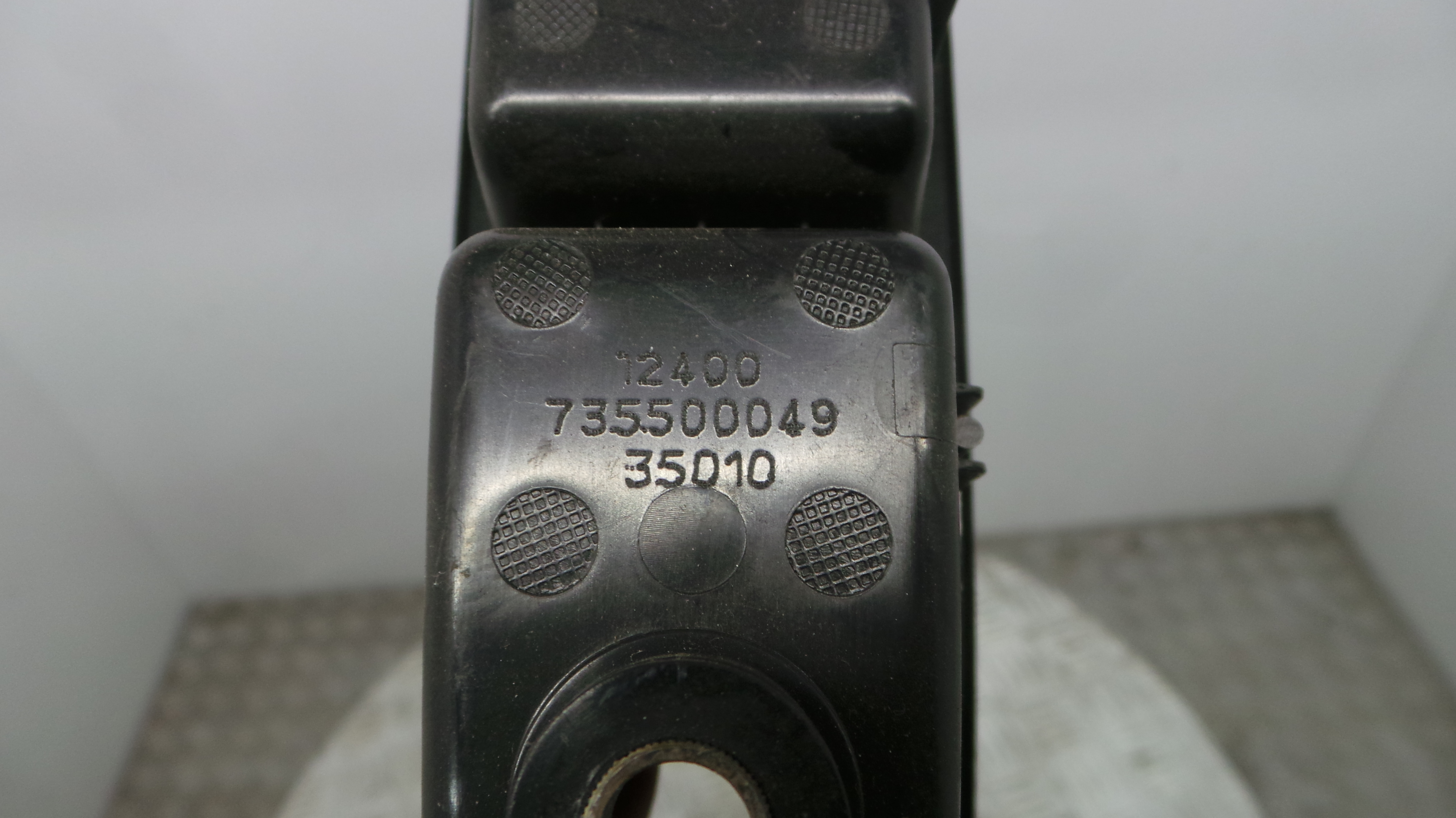 Interruptor / Comando Elevador Vidro Frente Dto  735500049 - FIAT PUNTO Caixa/parte traseira inclina-33251311