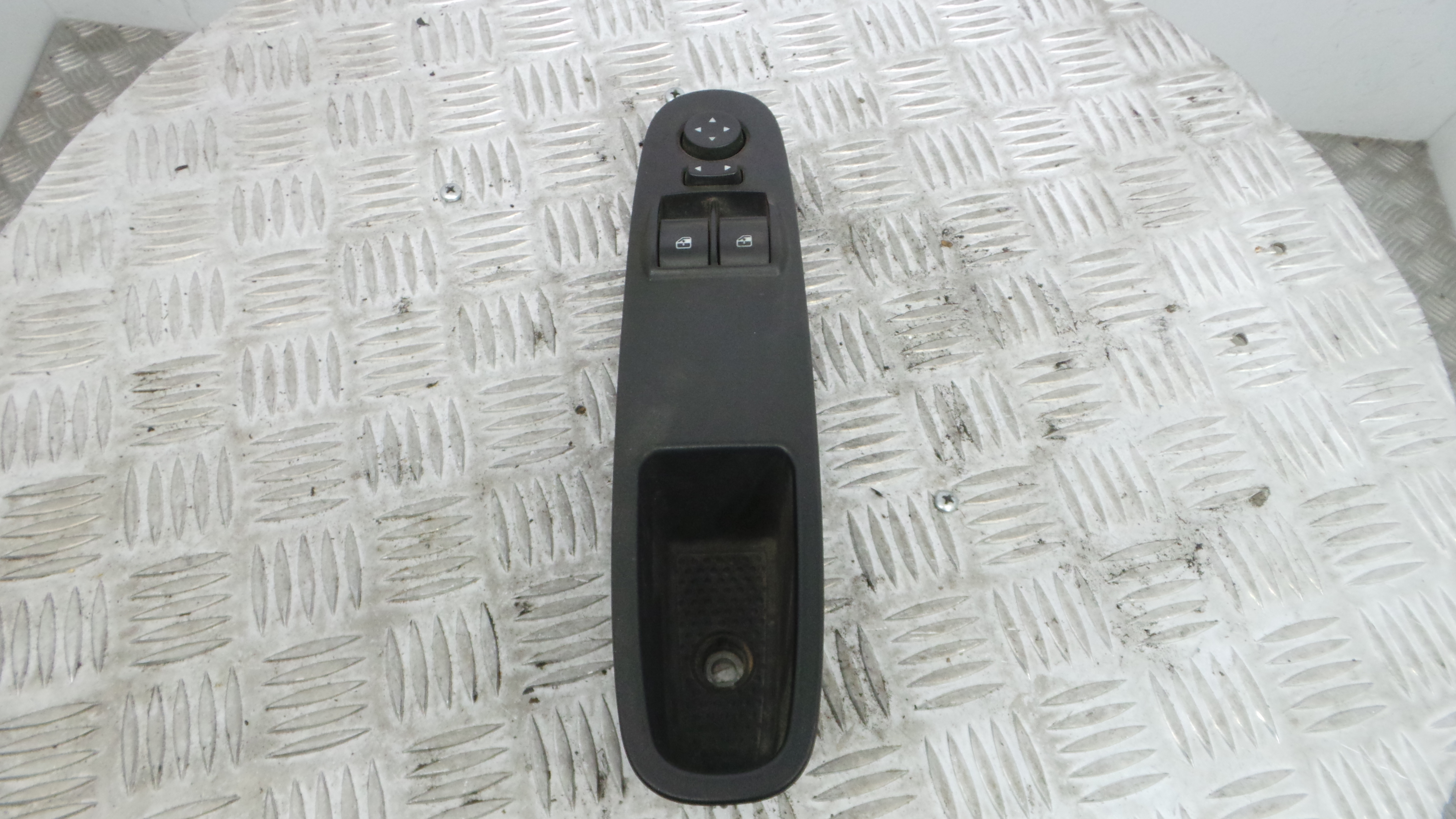 Interruptor / Comando Elevador Vidro Frente Esq  735500050 - FIAT PUNTO Caixa/parte traseira inclina-33251320