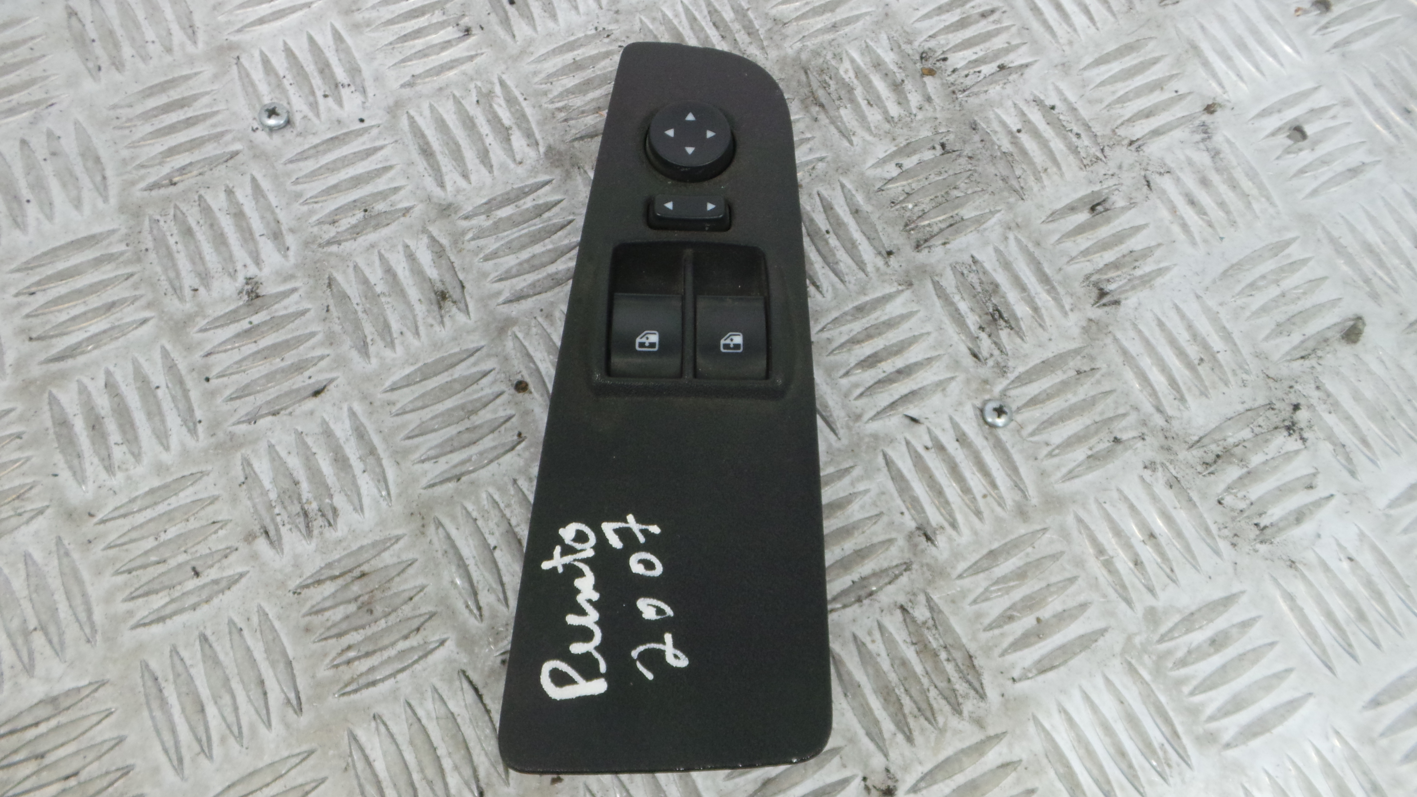 Interruptor / Comando Elevador Vidro Frente Esq  735423371 - FIAT PUNTO Caixa/parte traseira inclina-33251335