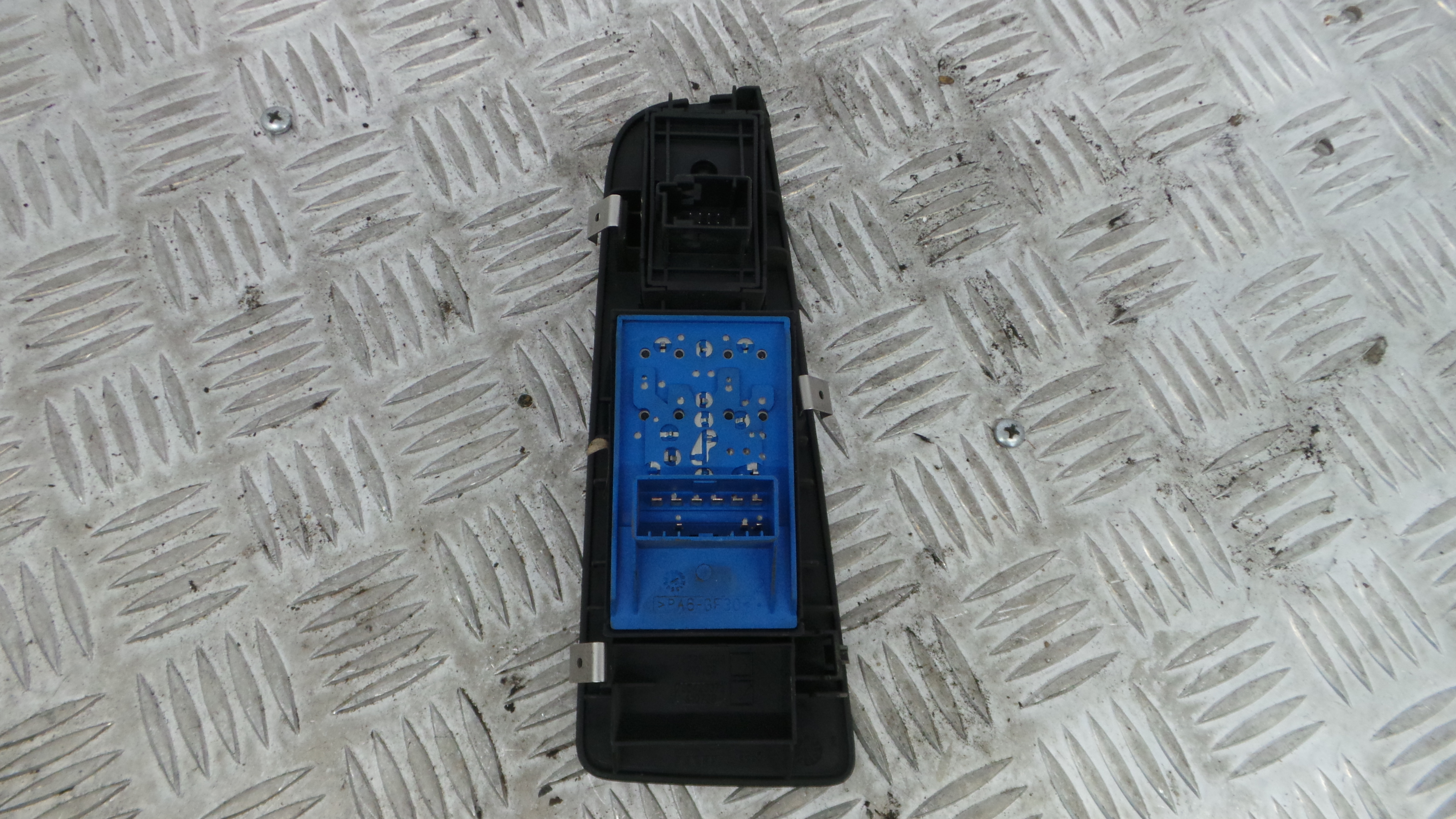 Interruptor / Comando Elevador Vidro Frente Esq  735423371 - FIAT PUNTO Caixa/parte traseira inclina-33251335