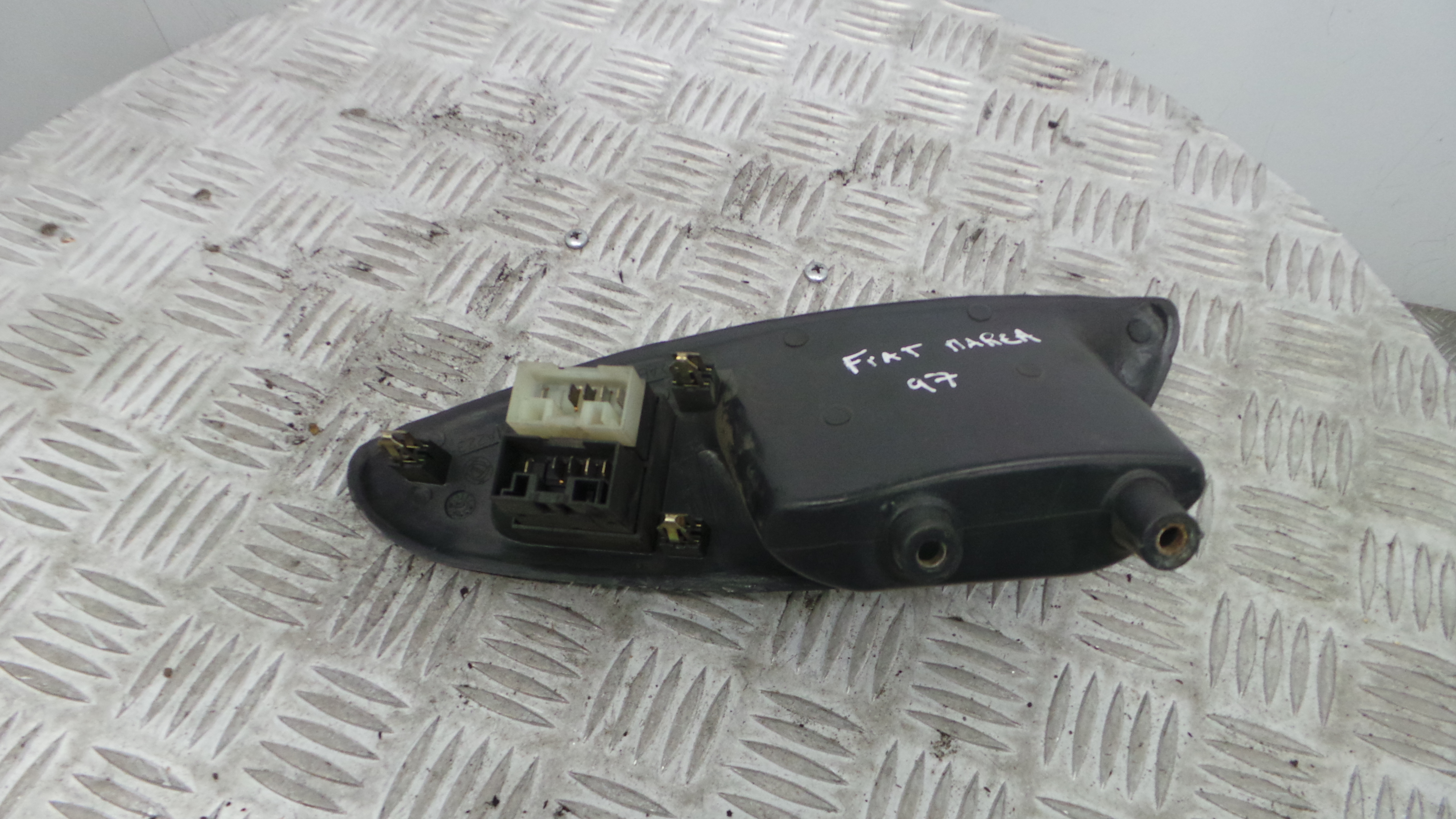 Interruptor / Comando Elevador Vidro Frente Dto  000042701010 - FIAT MAREA (185_)-33251341