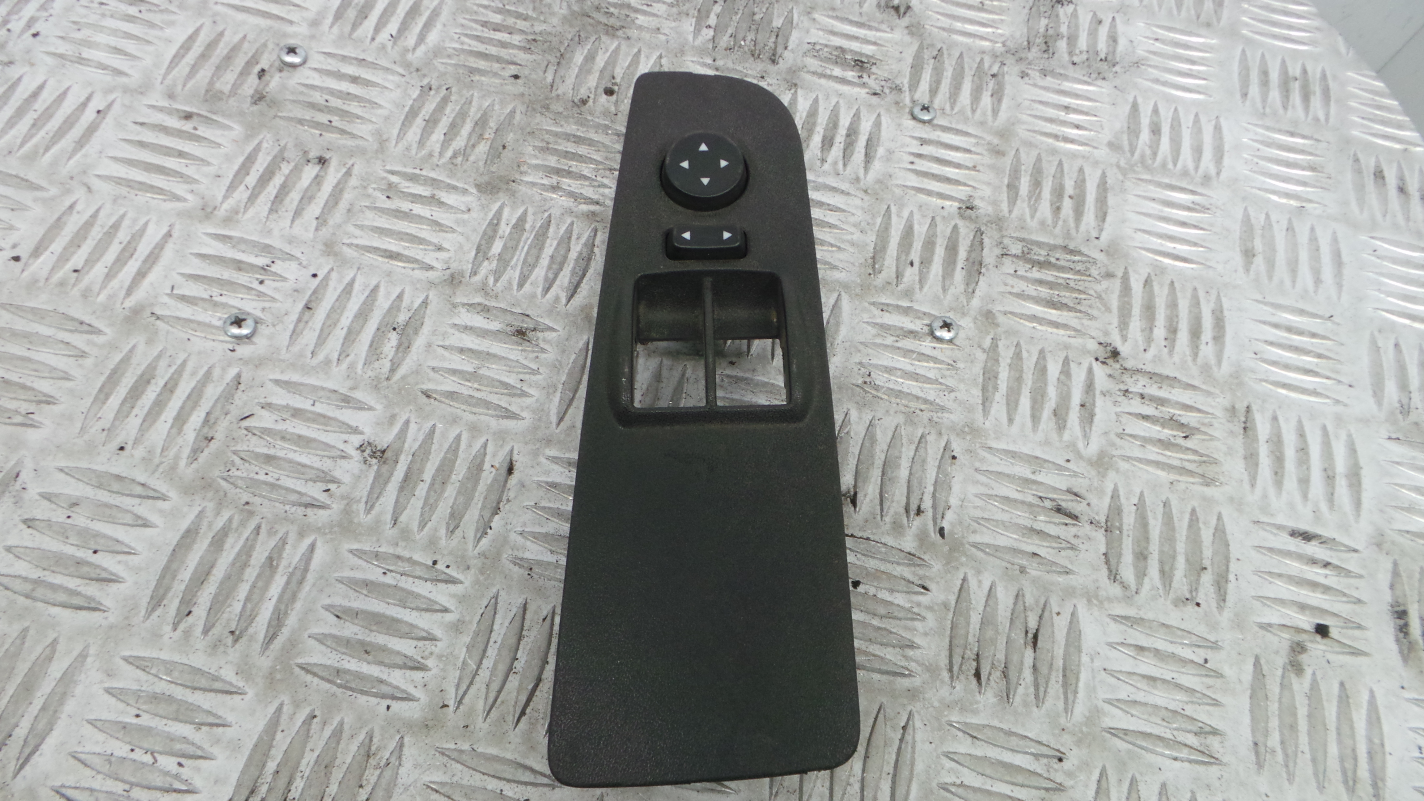 Interruptor / Comando Elevador Vidro Frente Esq  735474651 - FIAT PUNTO (188_)-33251736