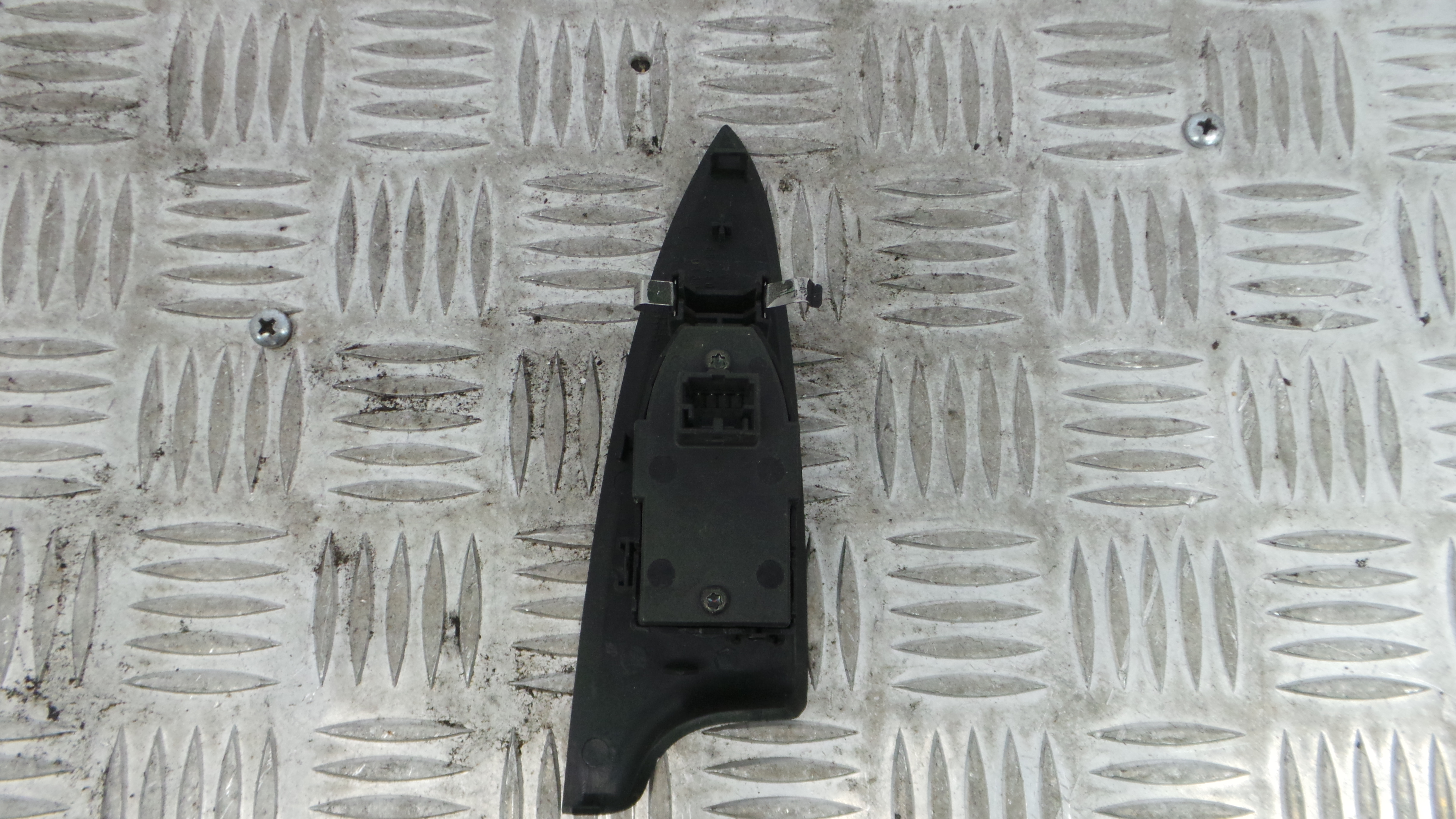 Interruptor / Comando Elevador Vidro Trás Esq 156094789 - ALFA ROMEO GIULIETTA (940_)-33251747