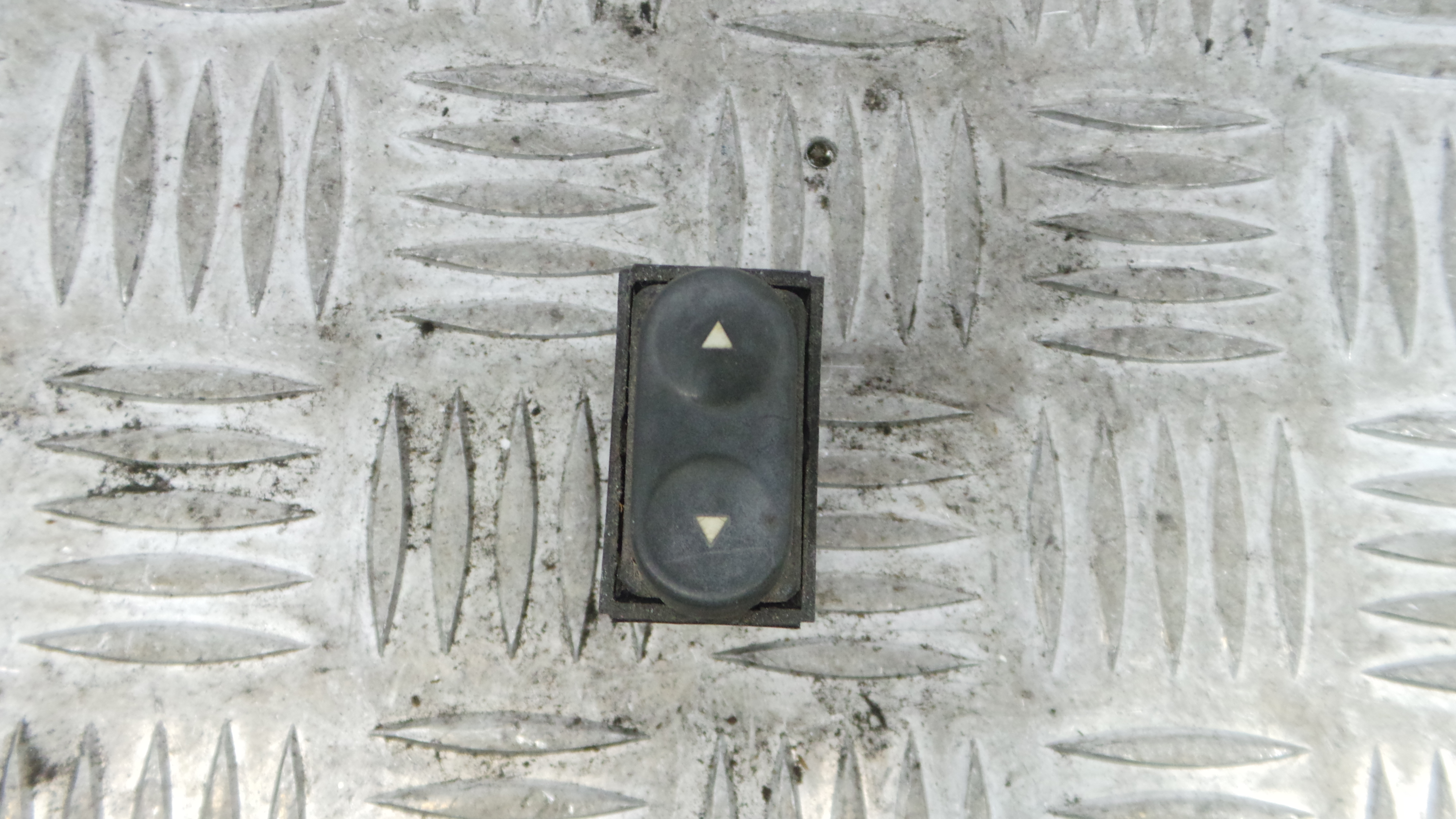 Interruptor / Comando Elevador Vidro Frente Dto  716645060 - FIAT PUNTO (176_)-33251784