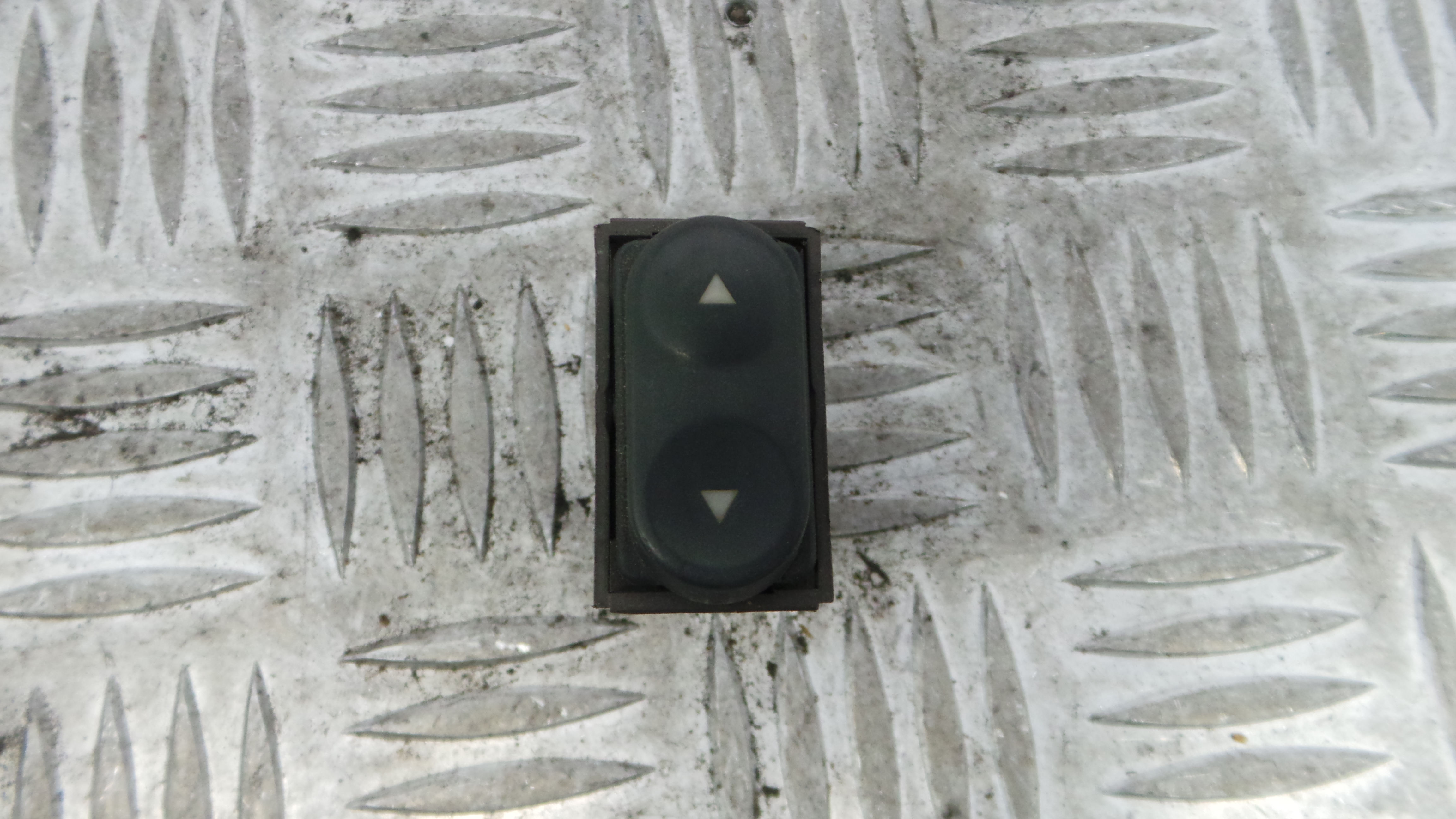 Interruptor / Comando Elevador Vidro Frente Dto  716645060 - FIAT PUNTO (176_)-33251792