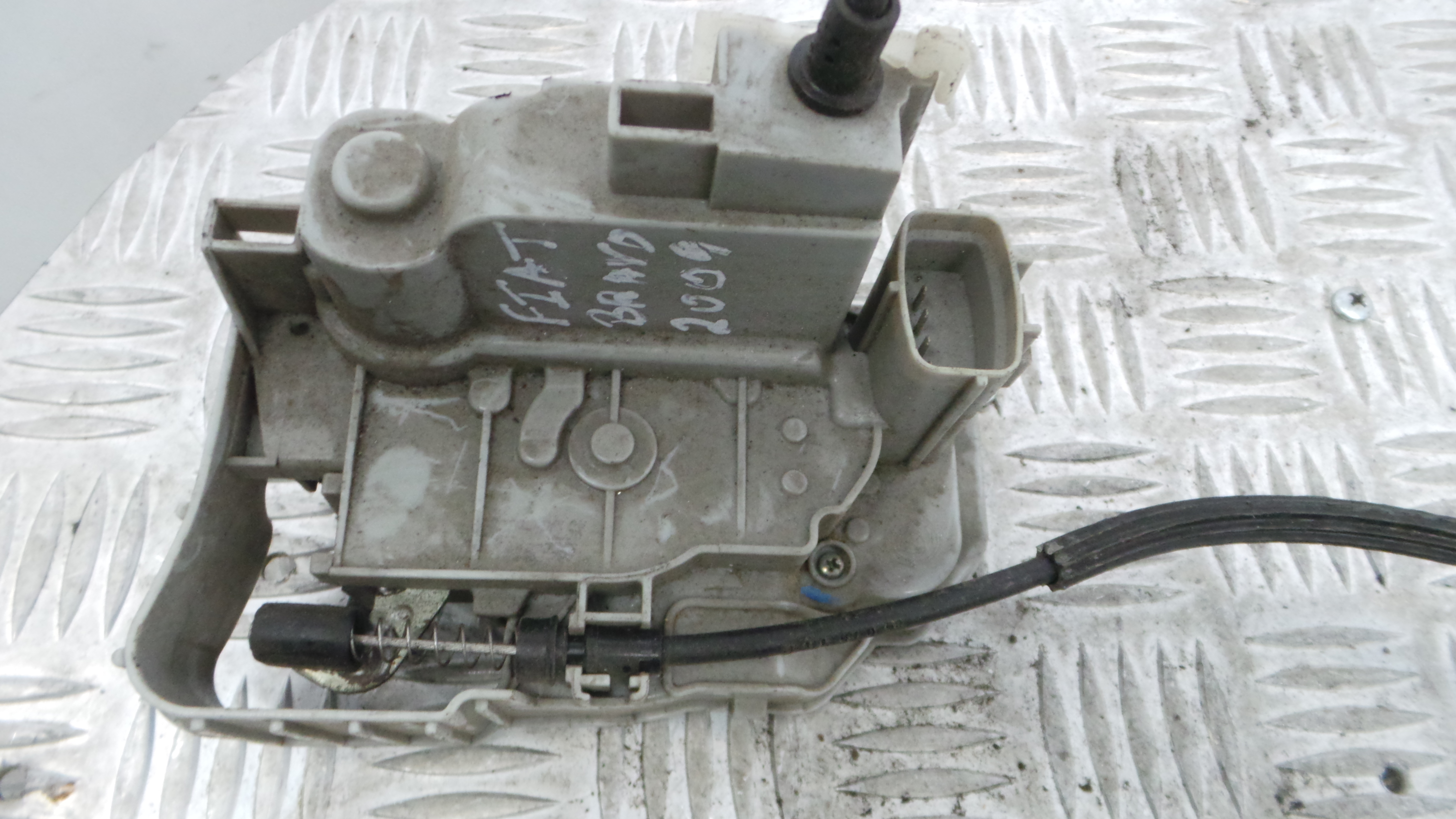 Fecho da Porta Trás Esq 0000051931423 - FIAT BRAVO II (198_)-33251882