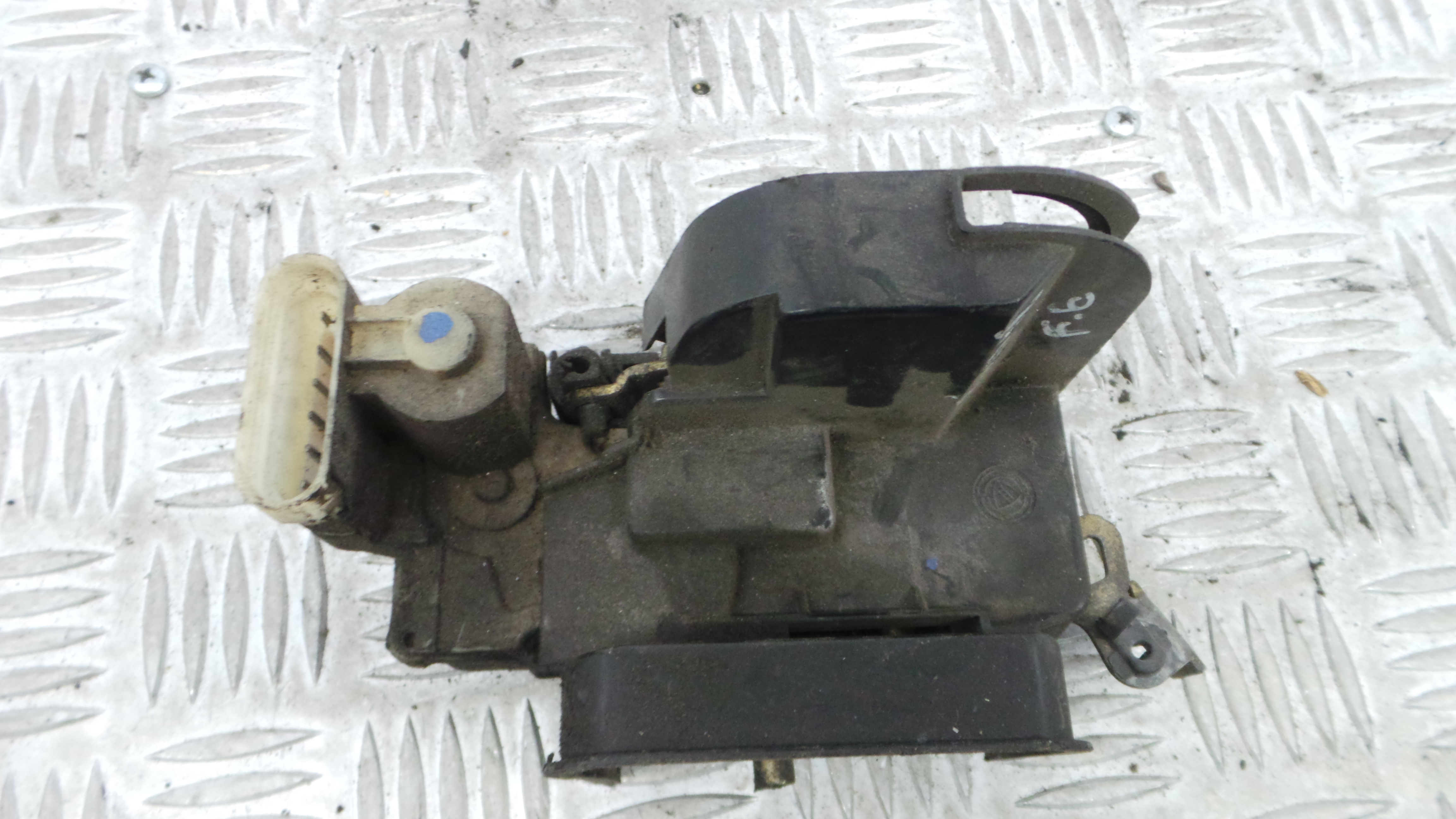 Fecho da Porta Frente Esq 0000046759840 - FIAT PUNTO (176_)-33251969