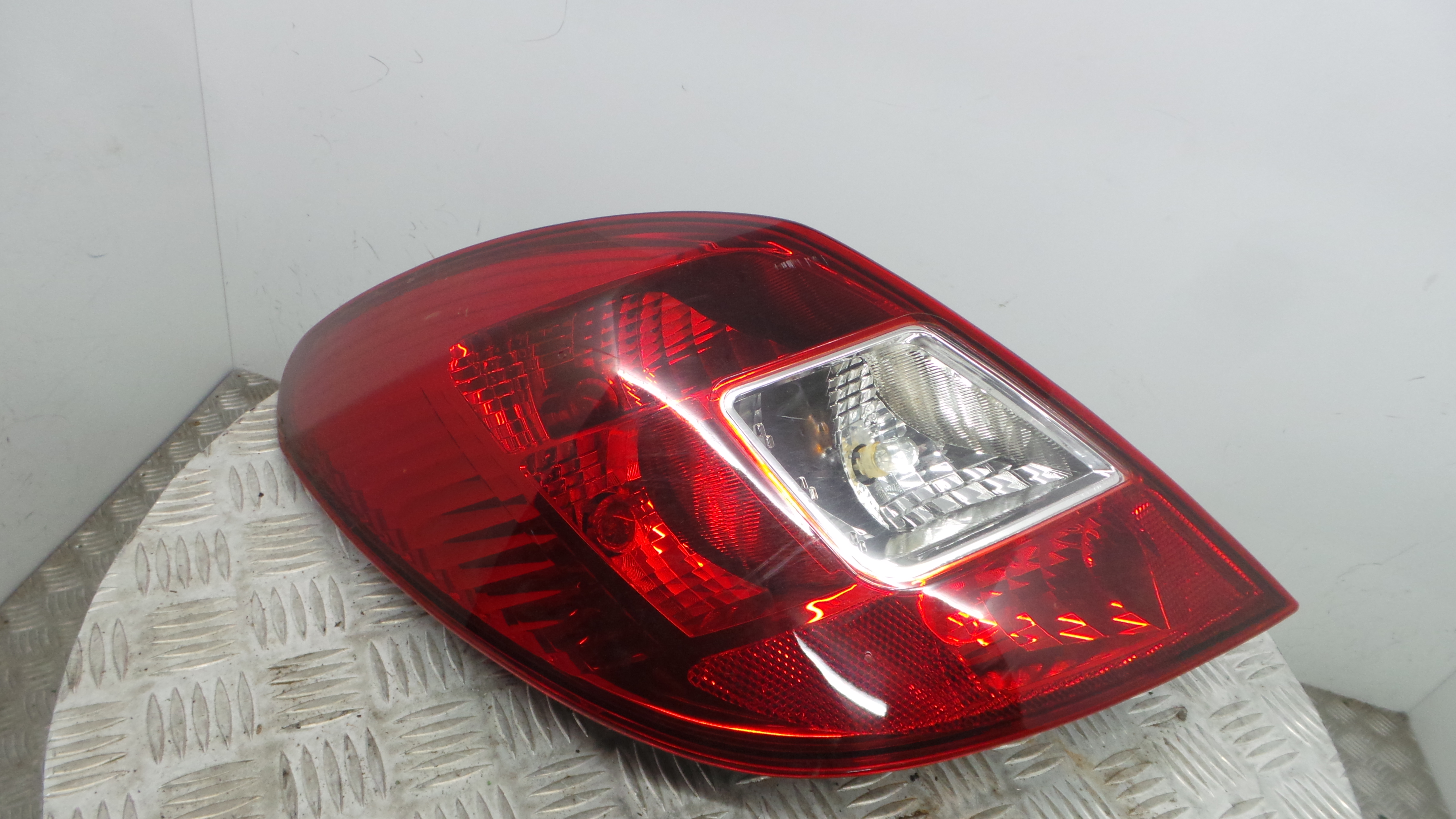 Farolim Stop Esq 11-B432B - OPEL CORSA D (S07)-33405425 Farolim Stop Esq 11-B432B - OPEL CORSA D (S07)-33405425