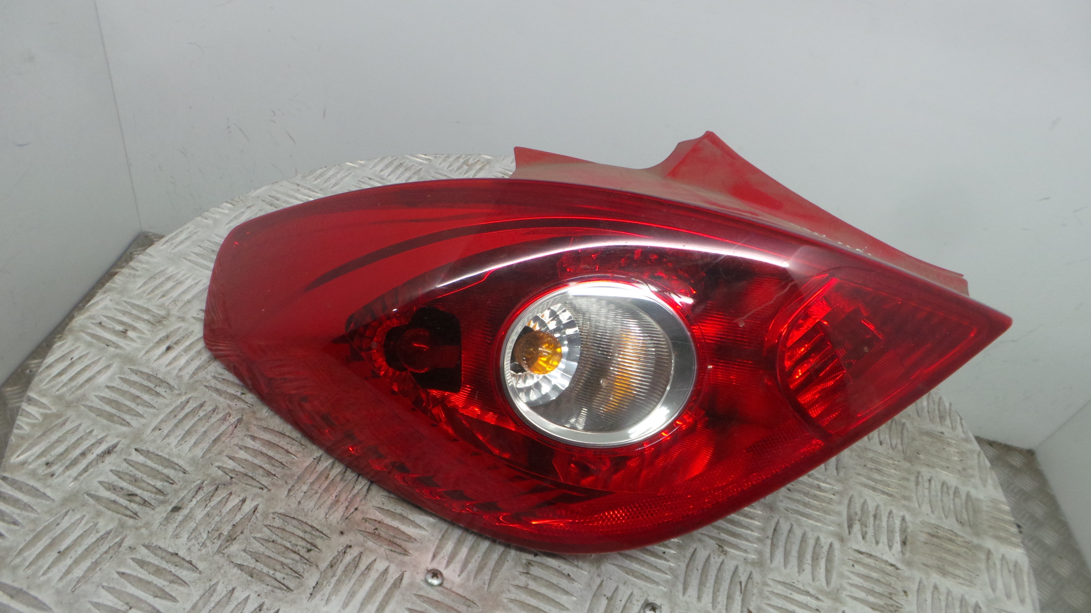 Farolim Stop Esq 13186350 - OPEL CORSA D (S07)-33405519 Farolim Stop Esq 13186350 - OPEL CORSA D (S07)-33405519