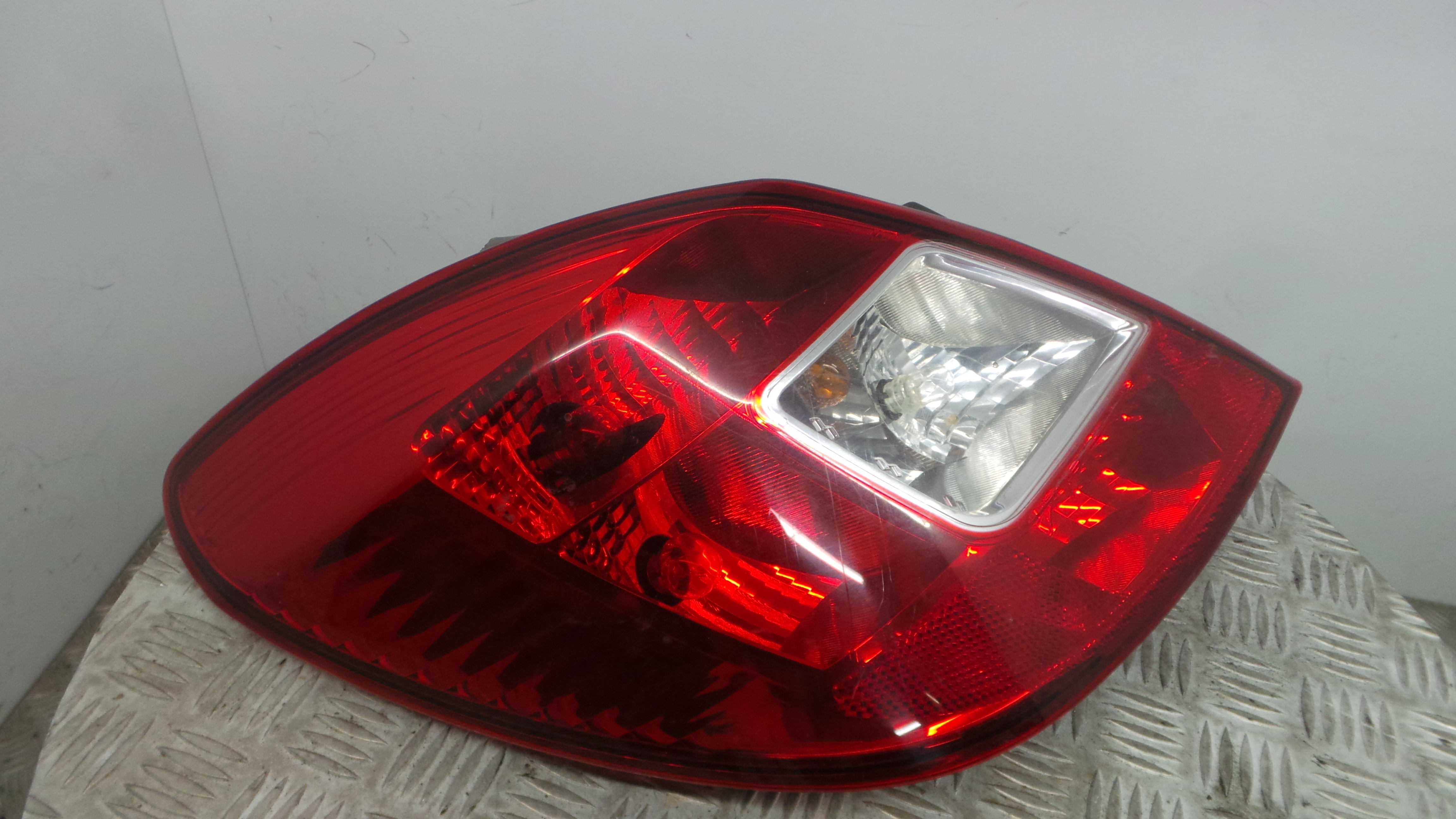 Farolim Stop Esq 13188047 - OPEL CORSA D (S07)-33405528 Farolim Stop Esq 13188047 - OPEL CORSA D (S07)-33405528