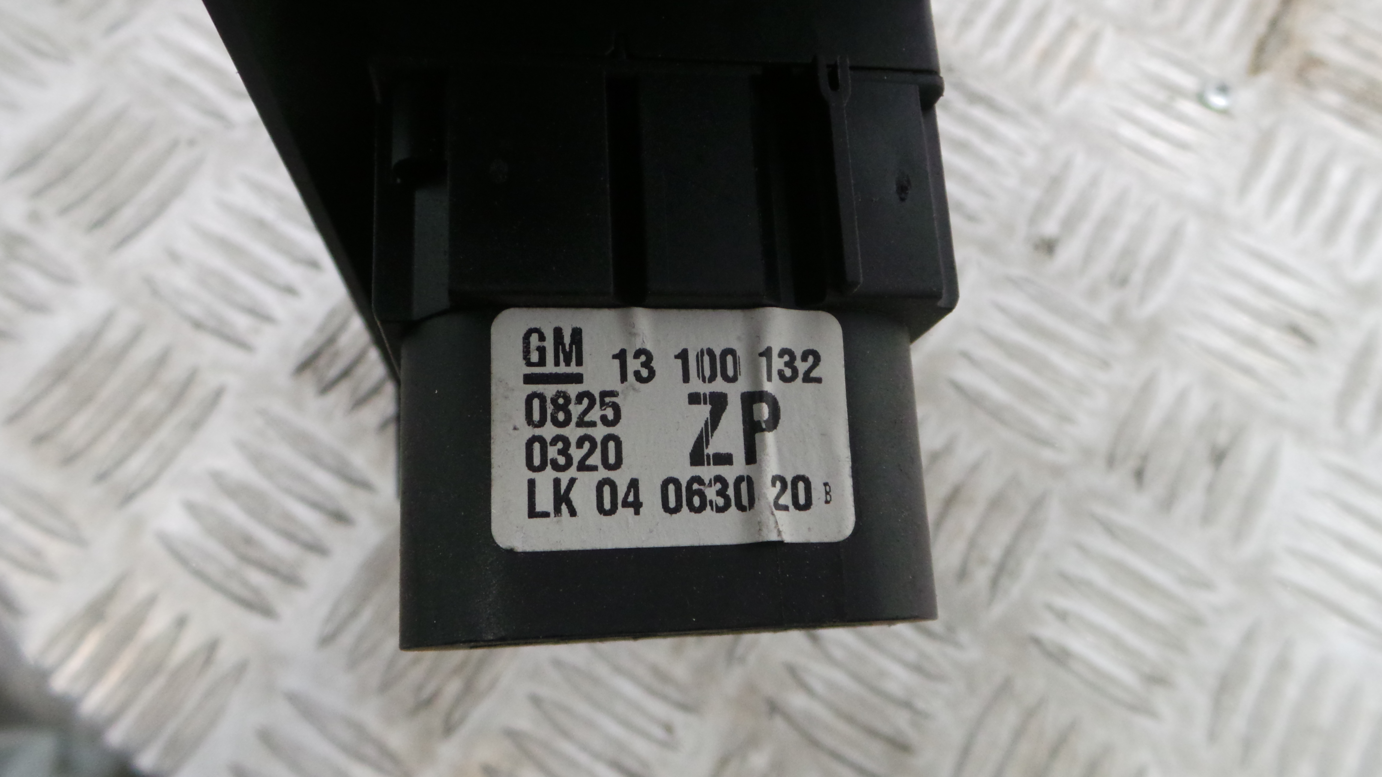 Comando das luzes 13100132 - OPEL ASTRA H (A04)-33406519