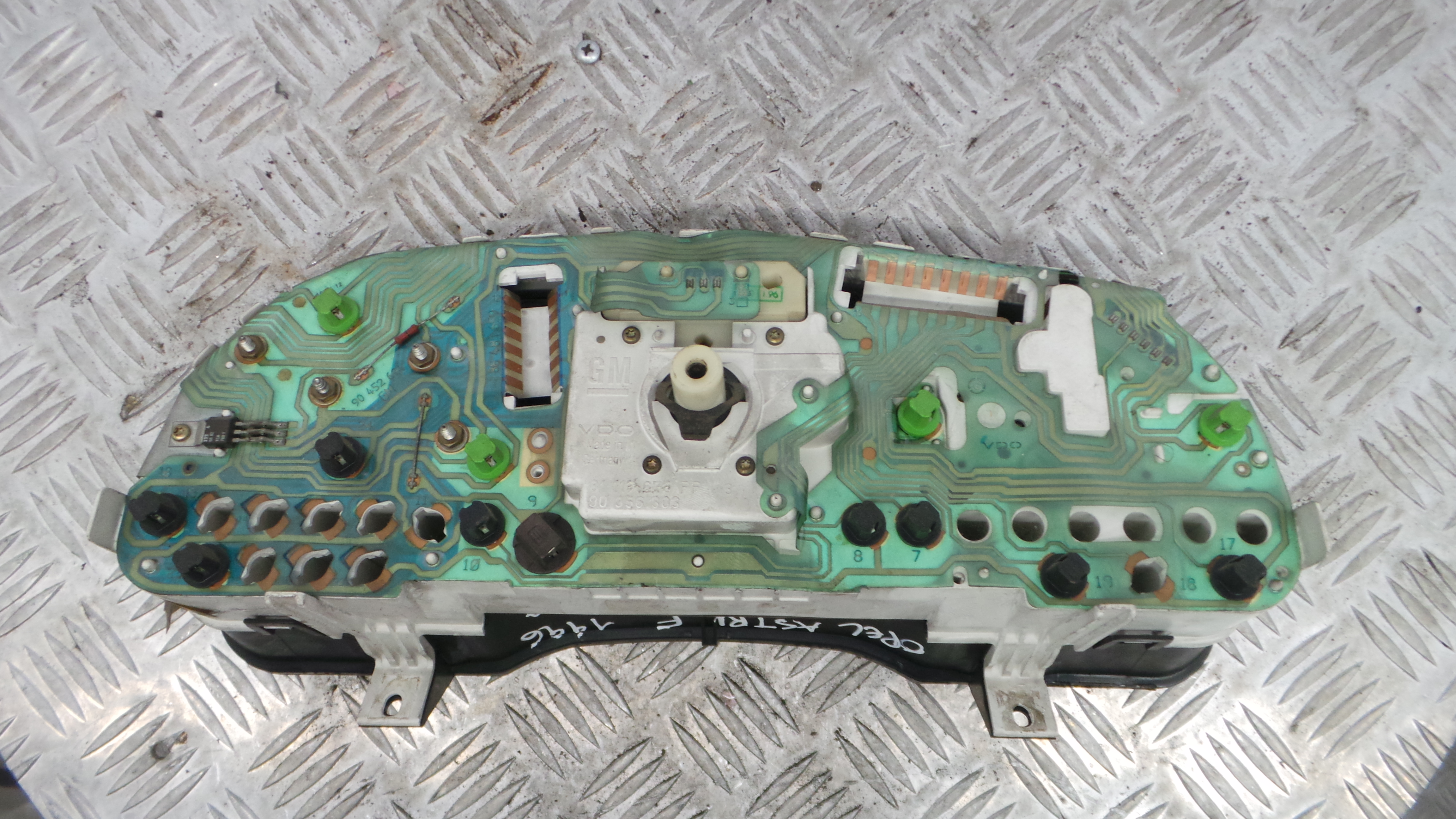 Quadrante 81117675 - OPEL ASTRA F Hatchback (T92)-33410383