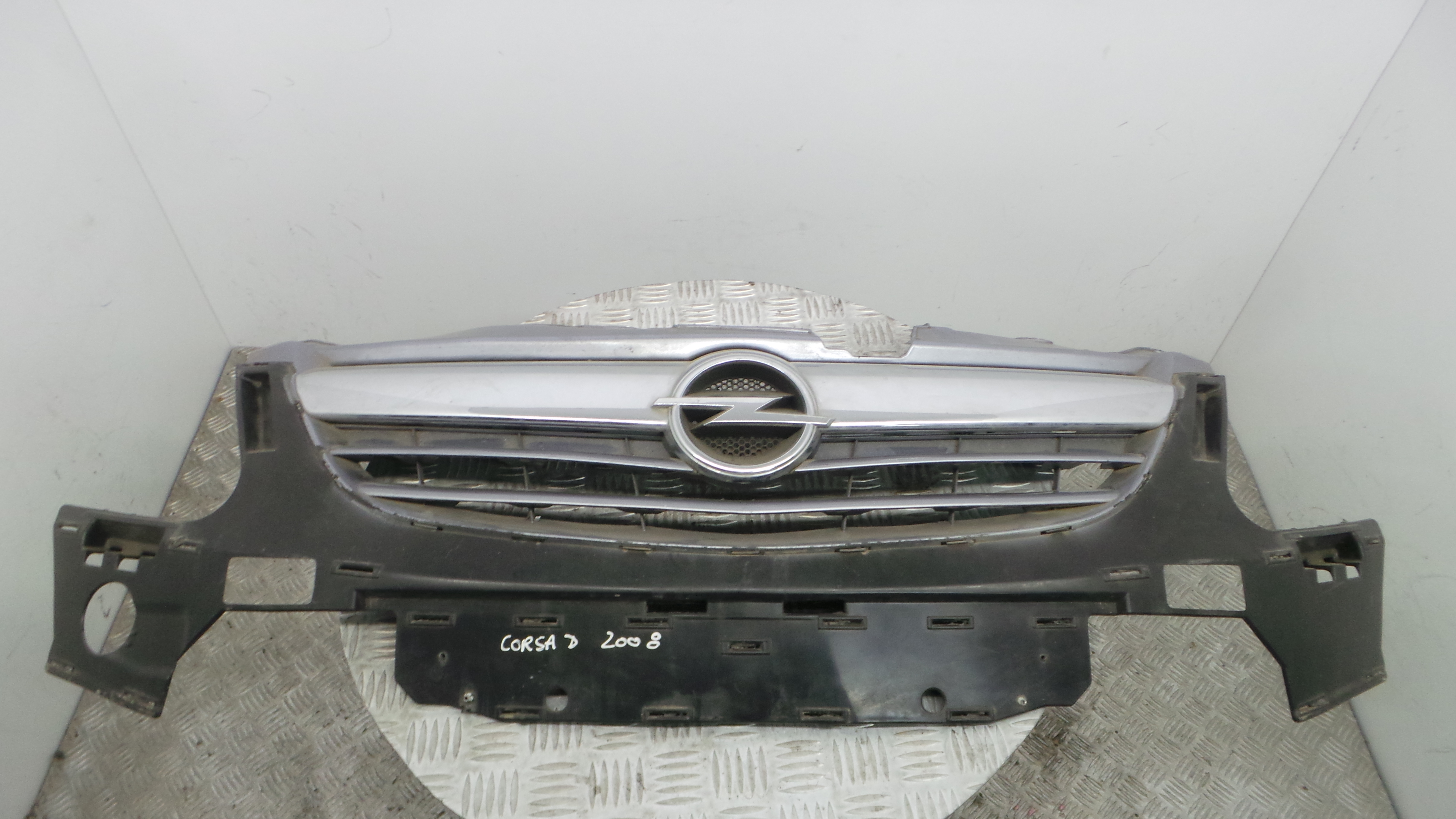 Grelha da Frente 13179940 - OPEL CORSA D (S07)-33423571 Grelha da Frente 13179940 - OPEL CORSA D (S07)-33423571