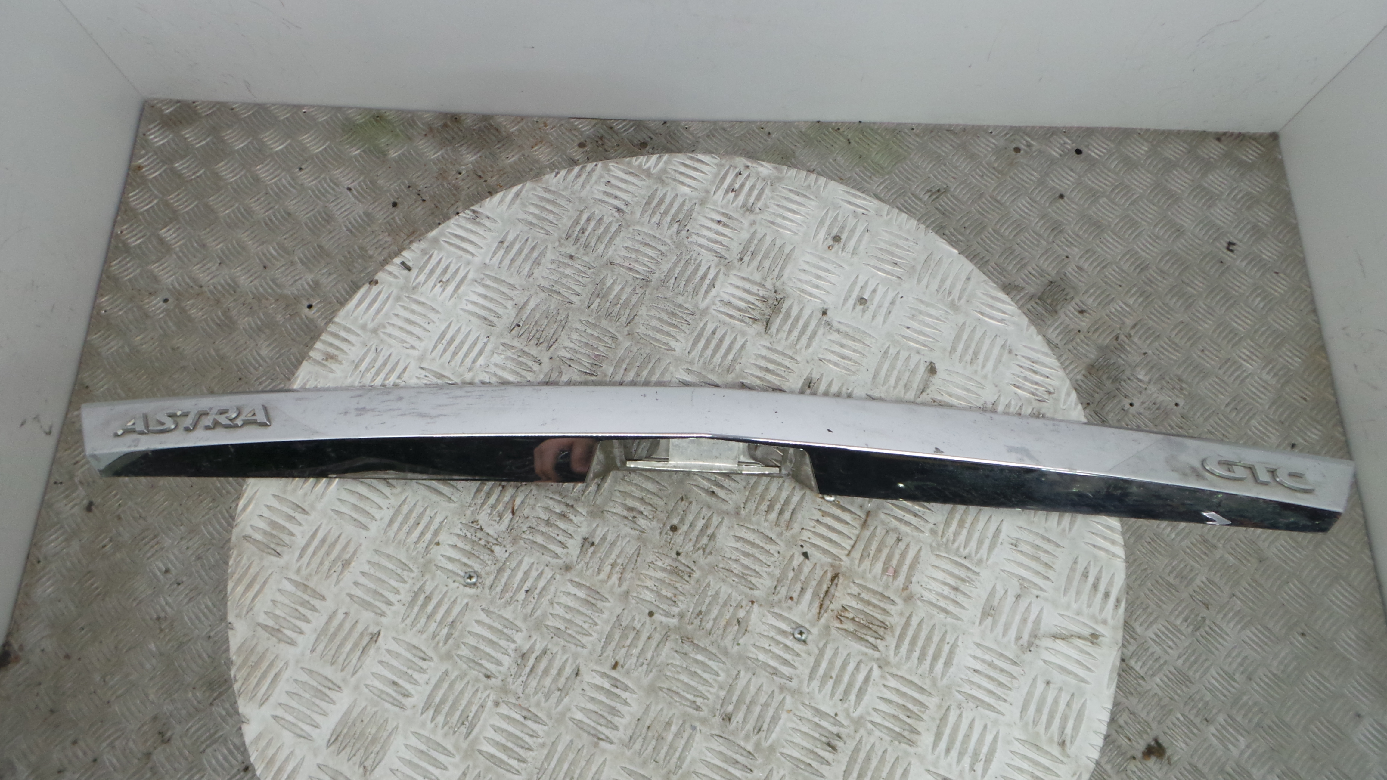 Puxador Exterior da Tampa da Mala 13223918 - OPEL ASTRA H GTC (A04)-33446188