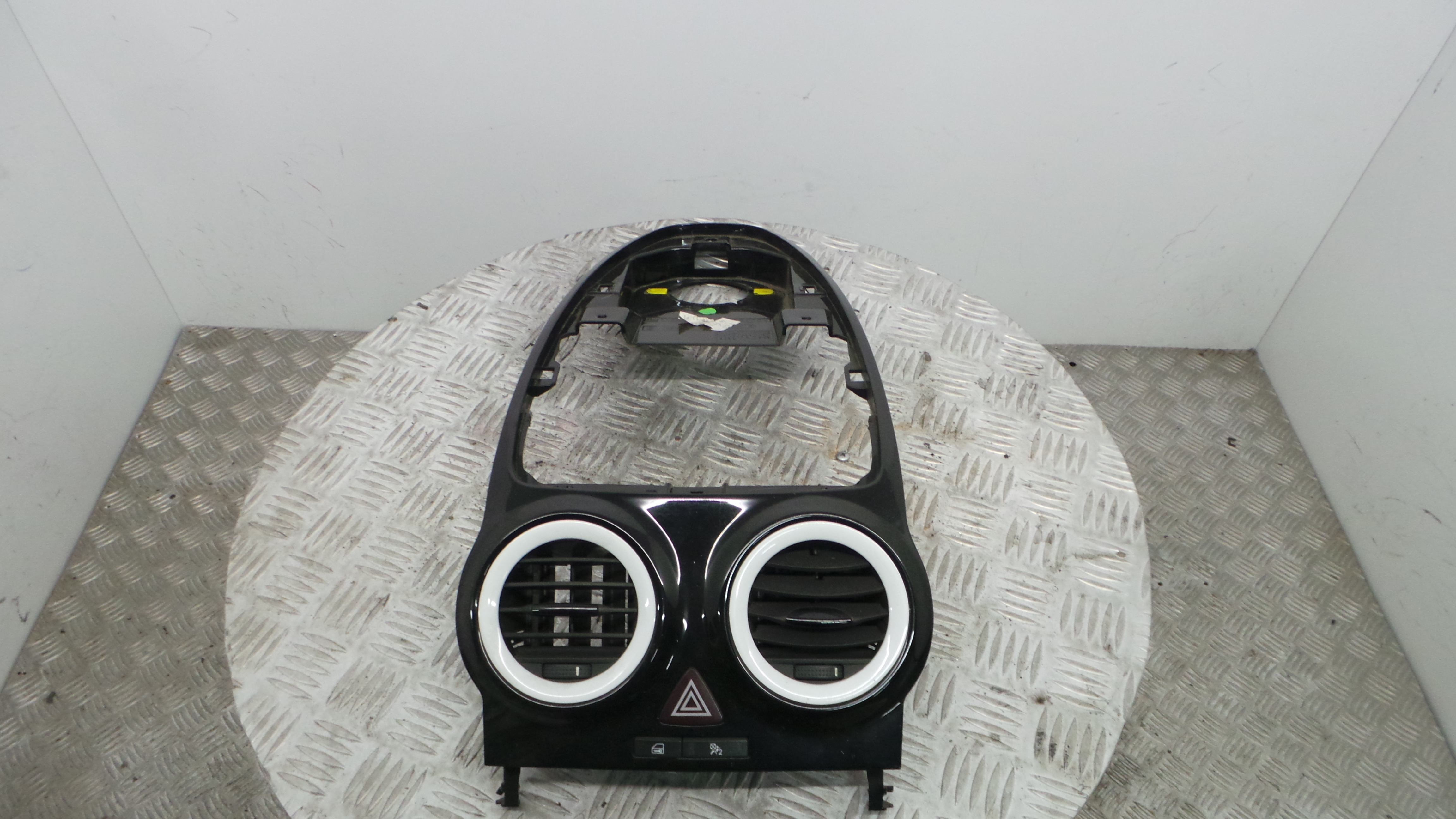 Consola central Tablier 13204955 - OPEL CORSA D (S07)-33447512 Consola central Tablier 13204955 - OPEL CORSA D (S07)-33447512