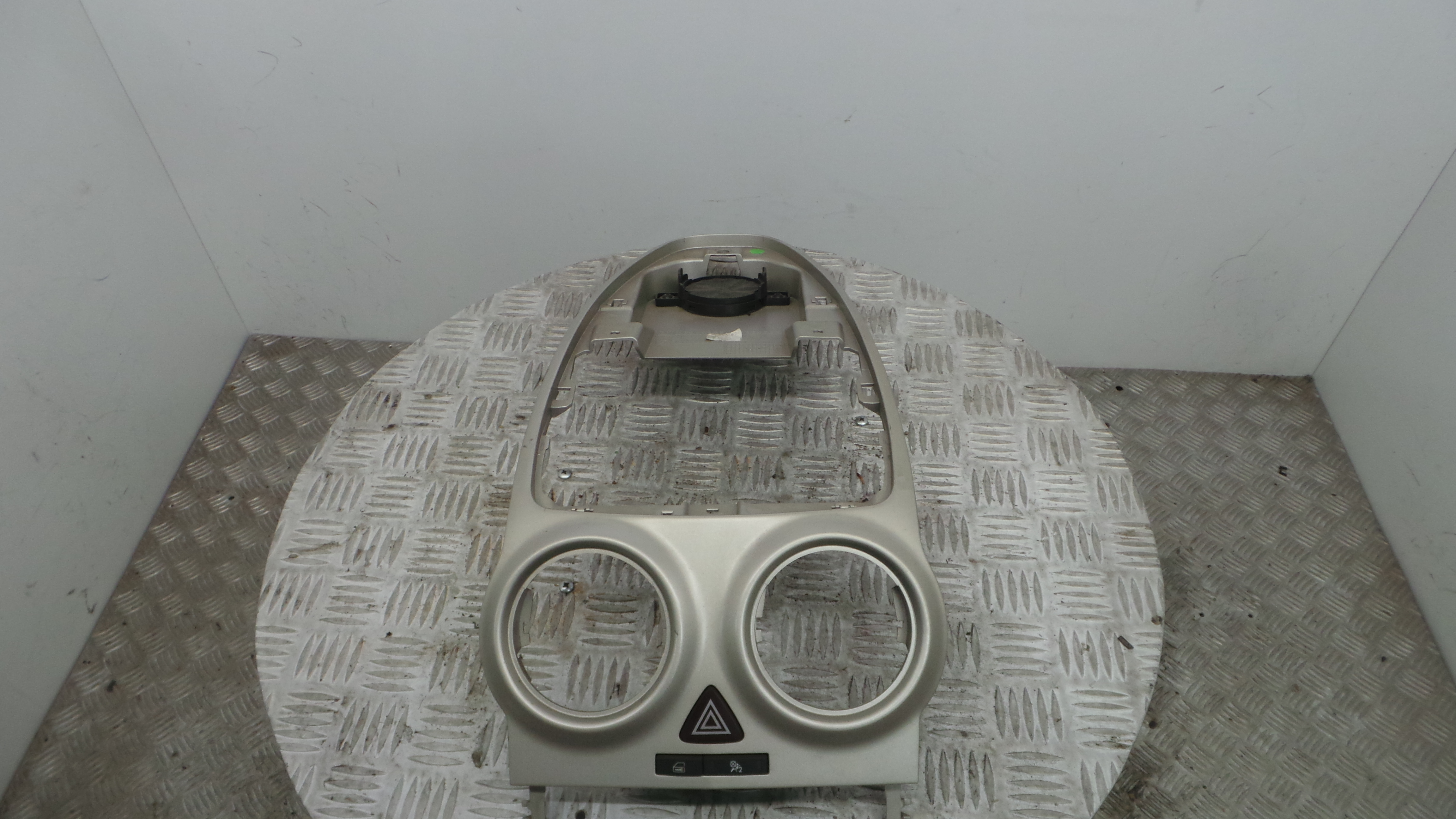 Consola central Tablier 13204955 - OPEL CORSA D (S07)-33448577 Consola central Tablier 13204955 - OPEL CORSA D (S07)-33448577