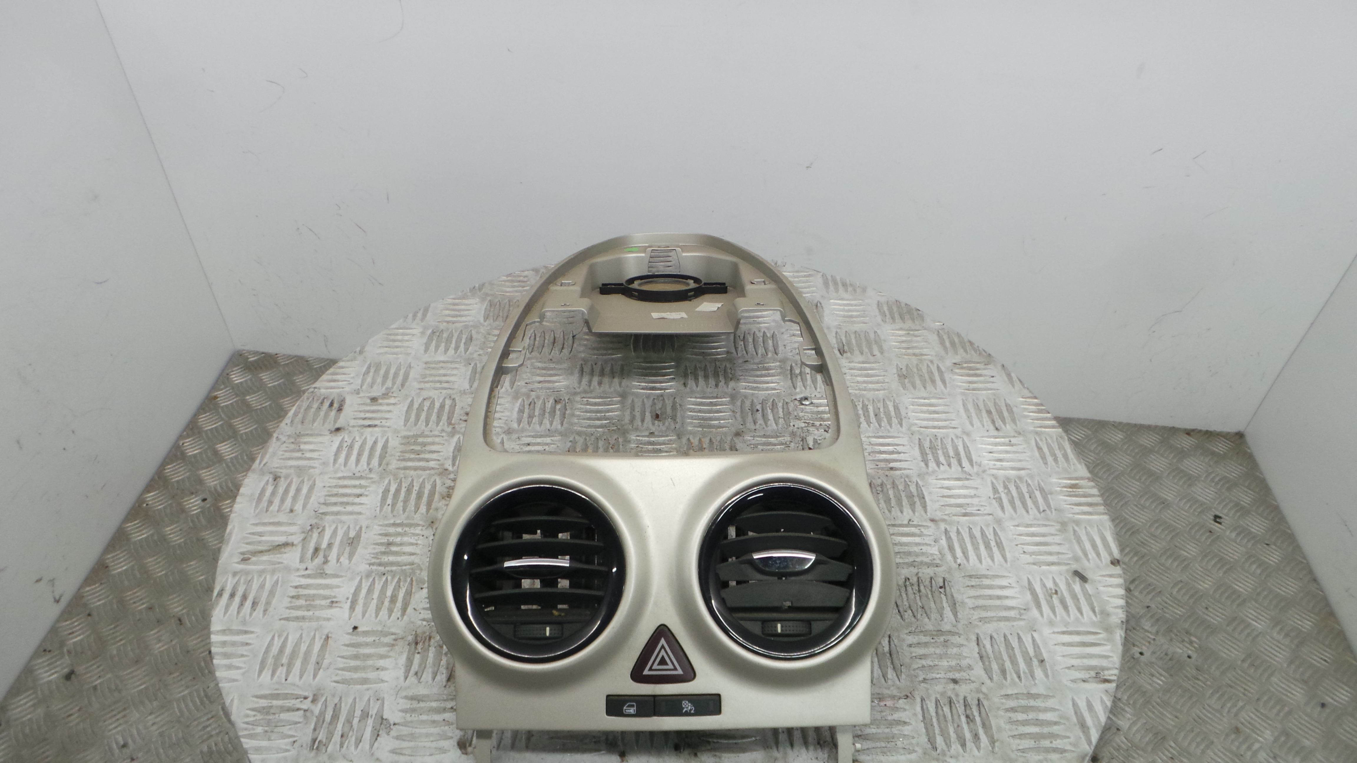 Consola central Tablier 13204955 - OPEL CORSA D (S07)-33449733 Consola central Tablier 13204955 - OPEL CORSA D (S07)-33449733