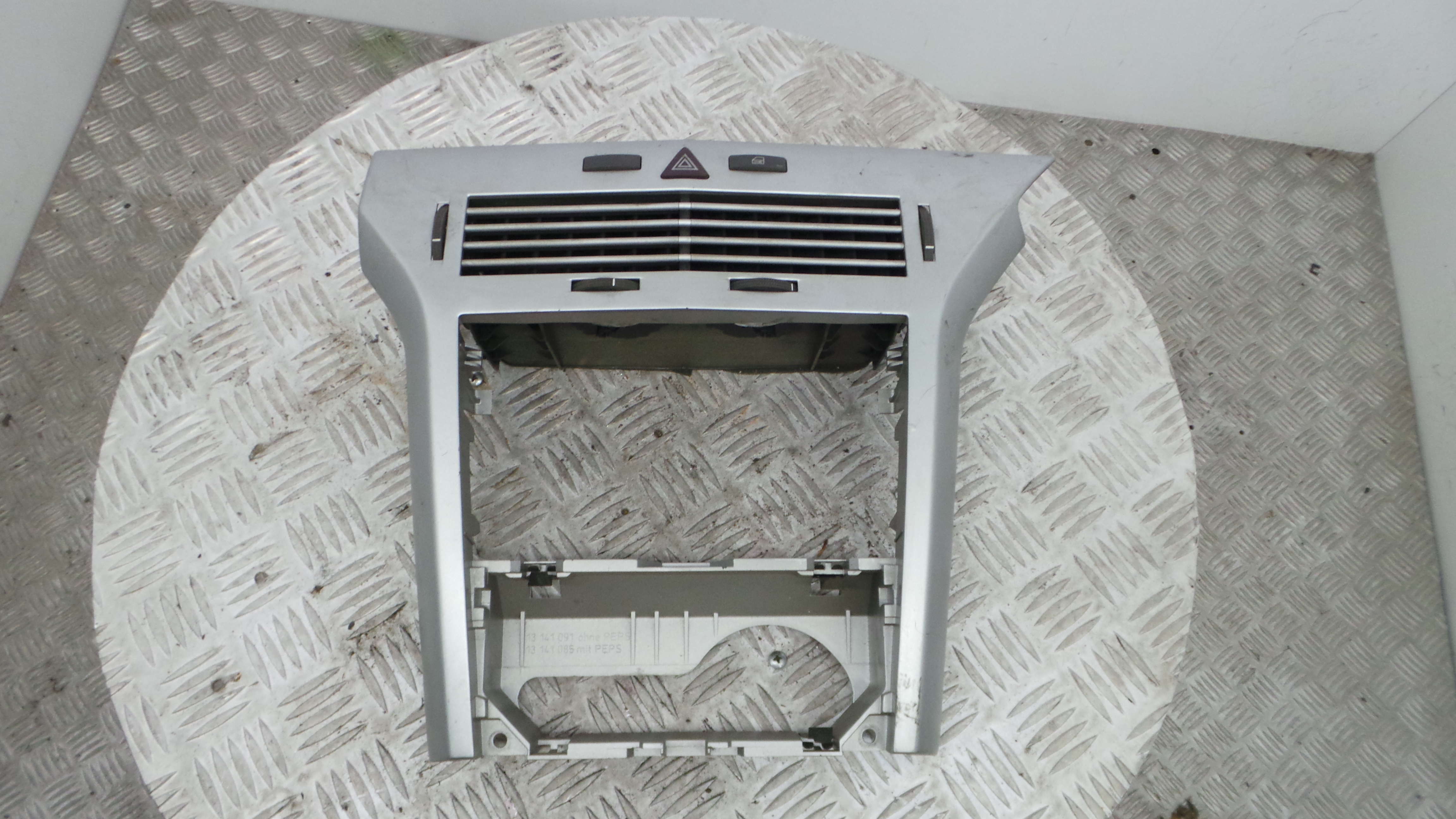 Consola central Tablier 331985437 - OPEL ASTRA H (A04)-33451632 Consola central Tablier 331985437 - OPEL ASTRA H (A04)-33451632