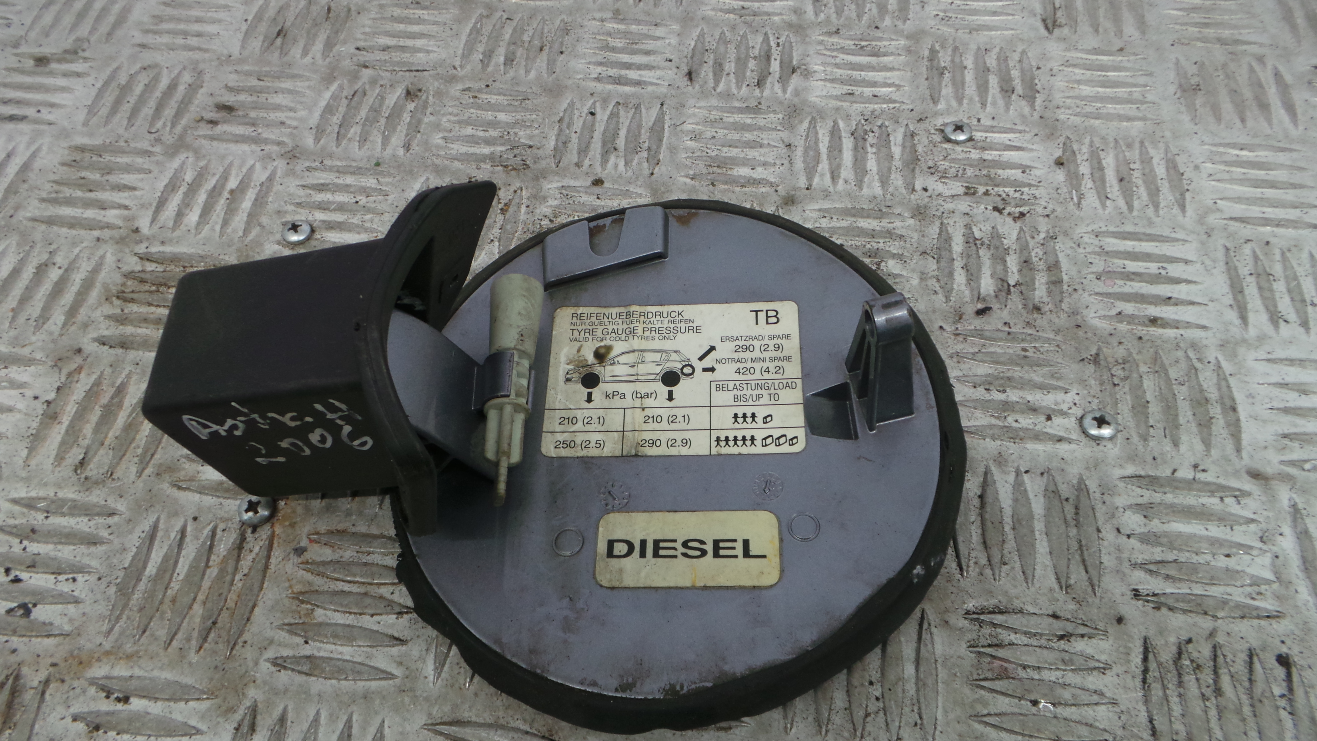 Tampão de Combustivel  13111597 - OPEL ASTRA H (A04)-33627902