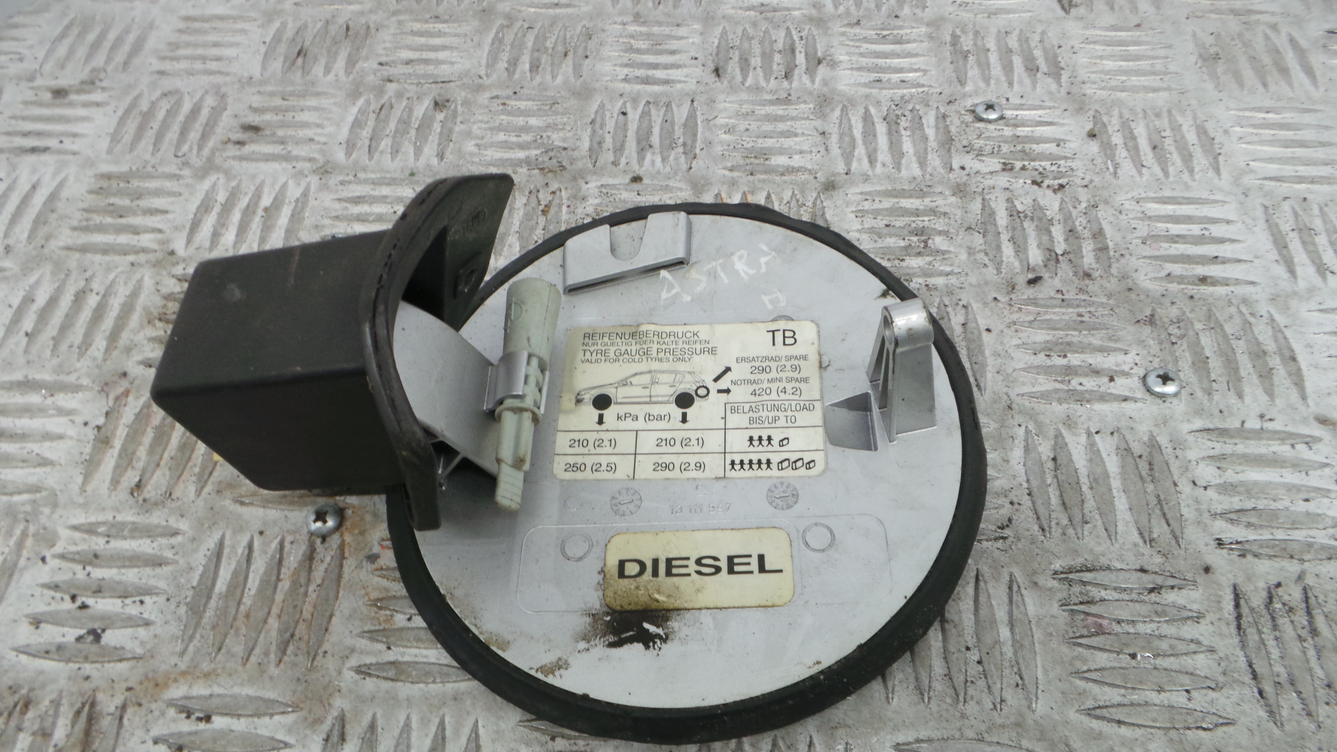 Tampão de Combustivel  13111597 - OPEL ASTRA H (A04)-33627911