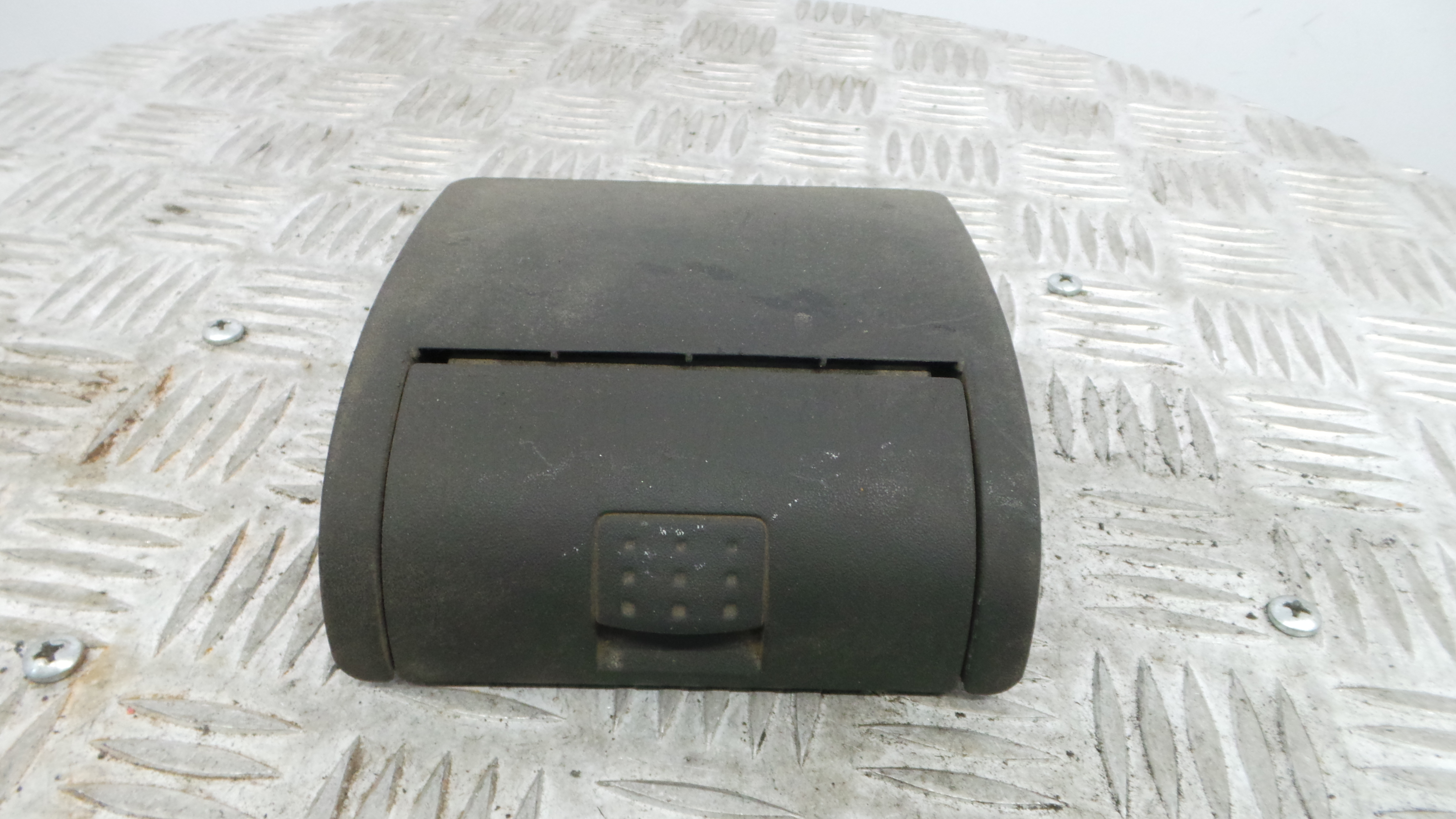 Cinzeiro 09114445 - OPEL CORSA C (X01)-33628794 Cinzeiro 09114445 - OPEL CORSA C (X01)-33628794