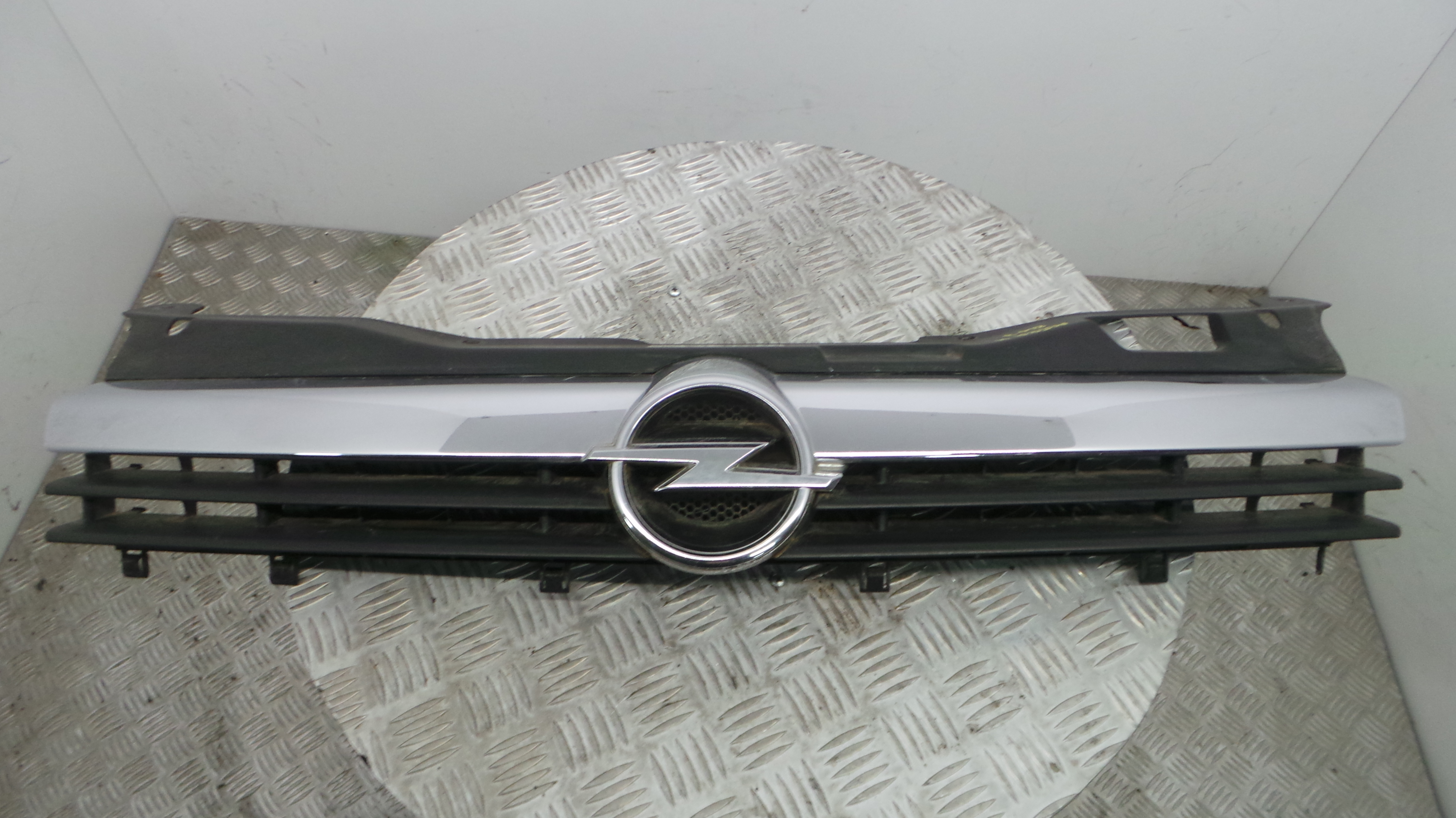 Grelha da Frente 13108463 - OPEL ASTRA H (A04)-33630353 Grelha da Frente 13108463 - OPEL ASTRA H (A04)-33630353