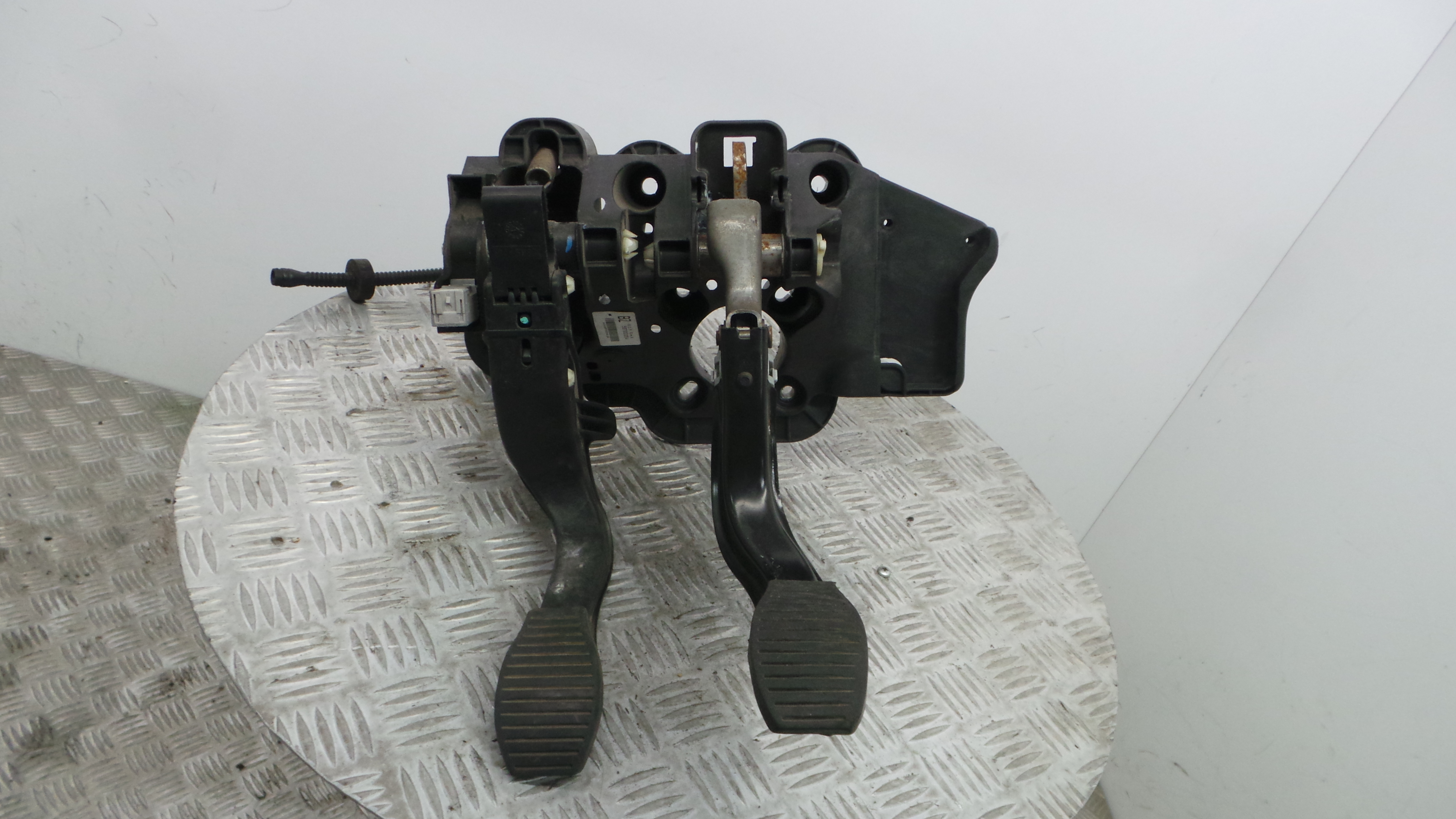 Pedal do Travão 55703354 - OPEL CORSA D (S07)-33630386 Pedal do Travão 55703354 - OPEL CORSA D (S07)-33630386