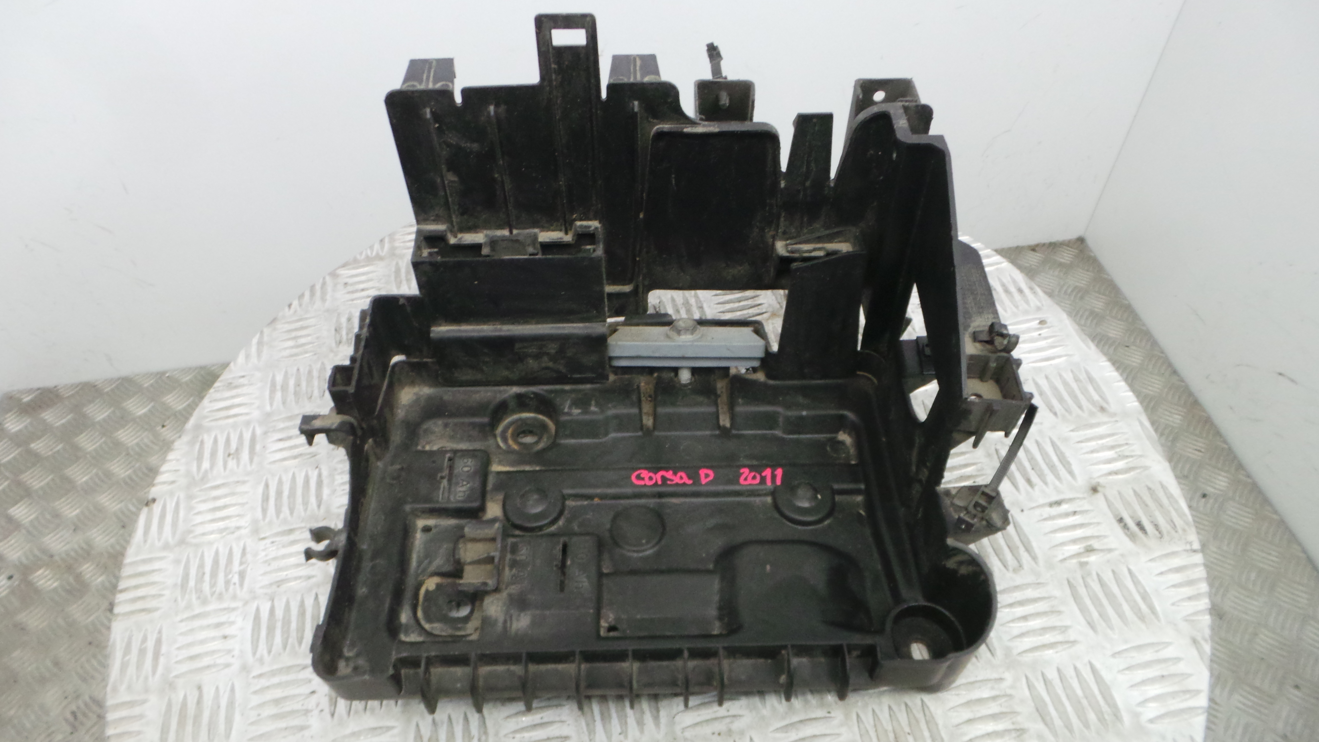 Base da Bateria 13296473 - OPEL CORSA D (S07)-33630561 Base da Bateria 13296473 - OPEL CORSA D (S07)-33630561