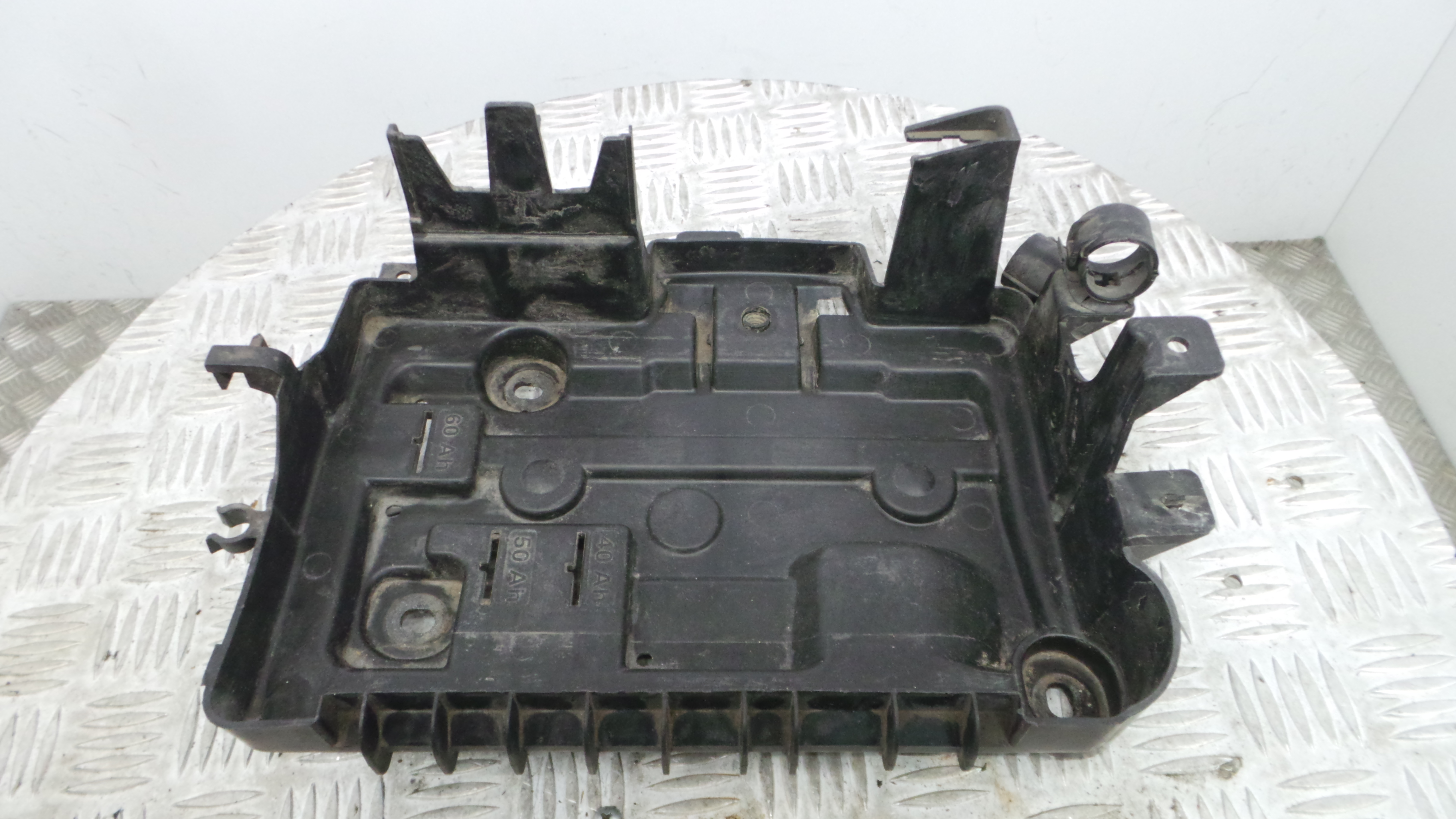 Base da Bateria 13235642 - OPEL CORSA D (S07)-33630565 Base da Bateria 13235642 - OPEL CORSA D (S07)-33630565