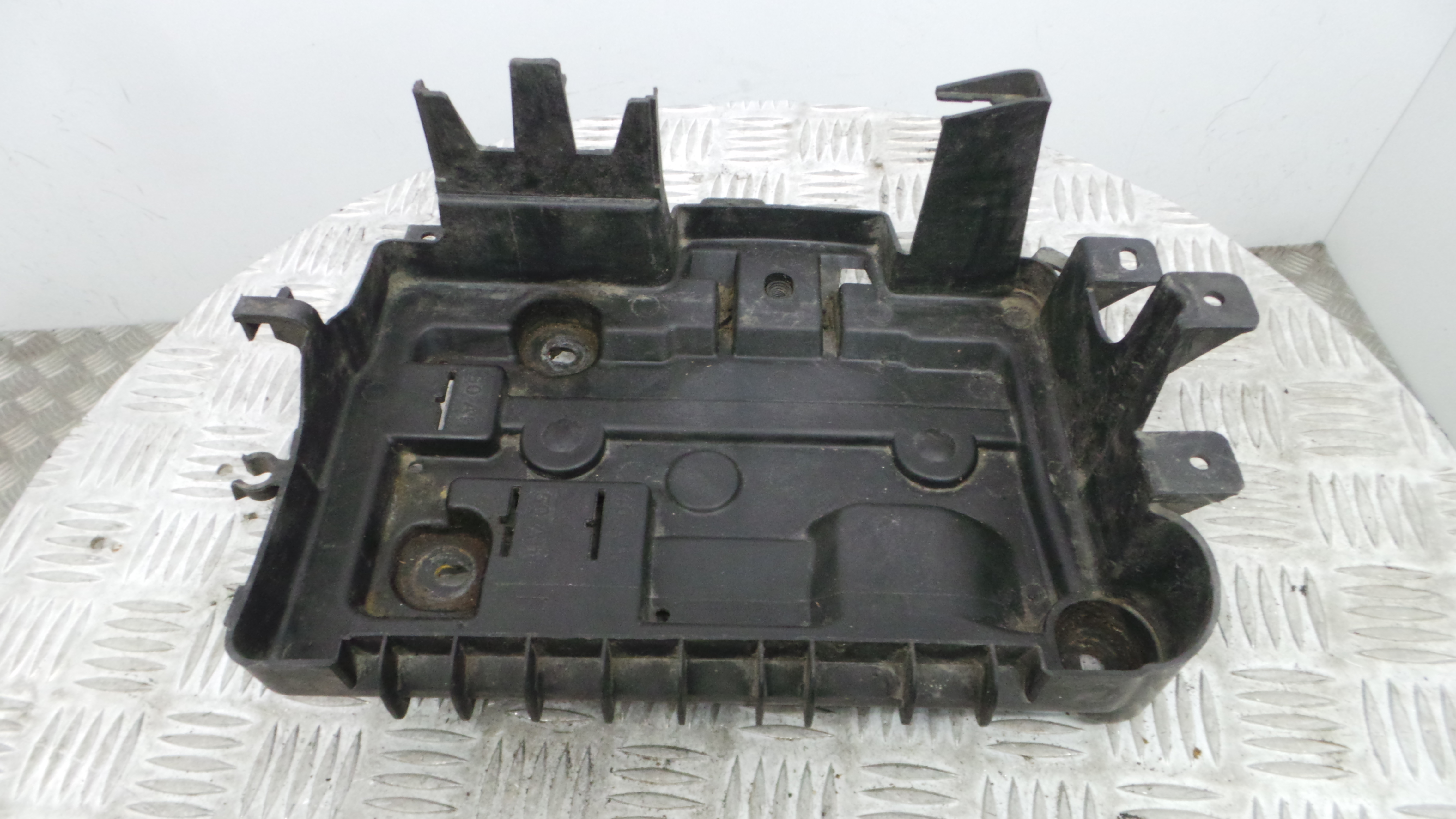 Base da Bateria 13296473 - OPEL CORSA D (S07)-33630581 Base da Bateria 13296473 - OPEL CORSA D (S07)-33630581