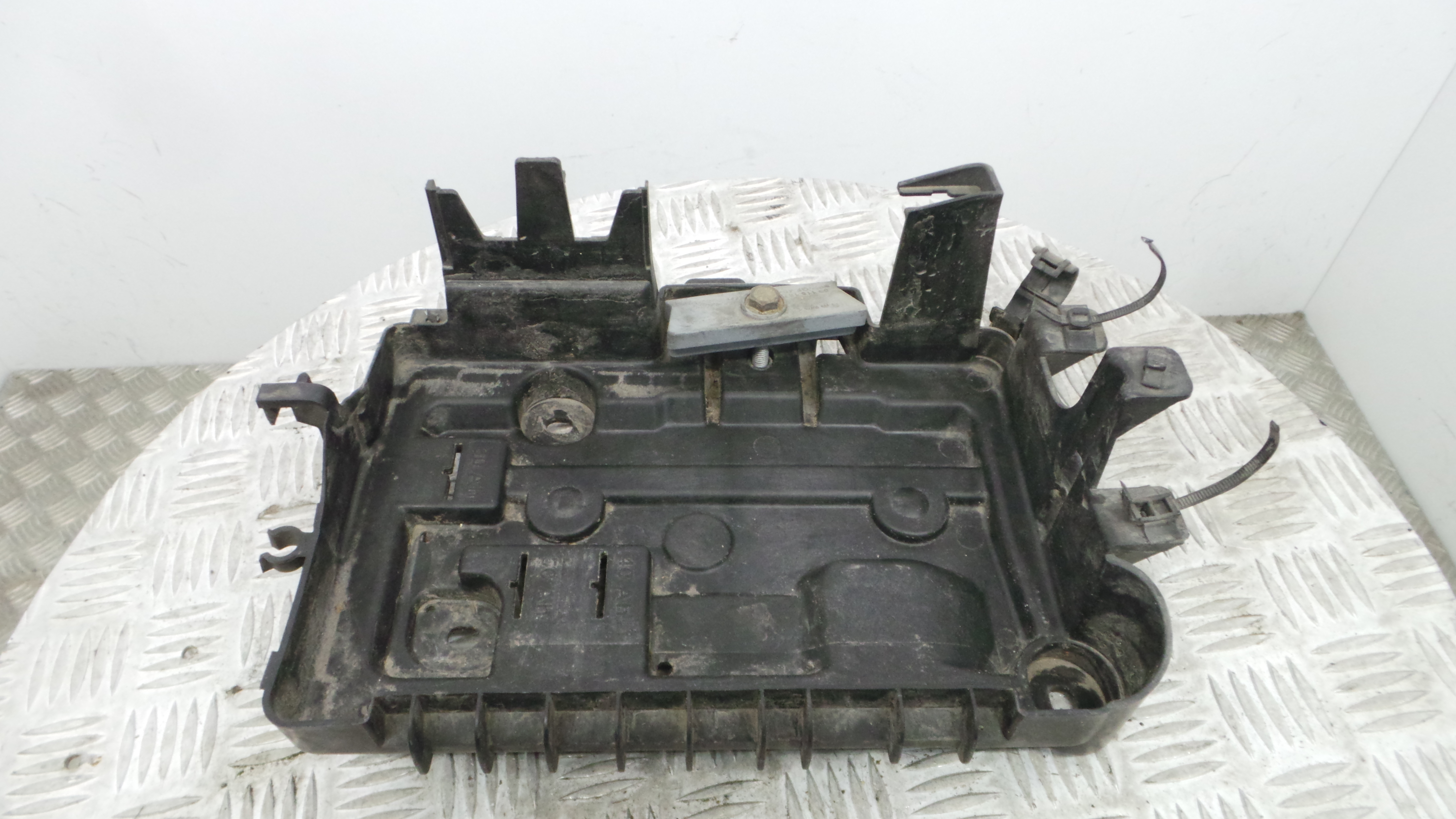 Base da Bateria 13296473 - OPEL CORSA D (S07)-33630584 Base da Bateria 13296473 - OPEL CORSA D (S07)-33630584