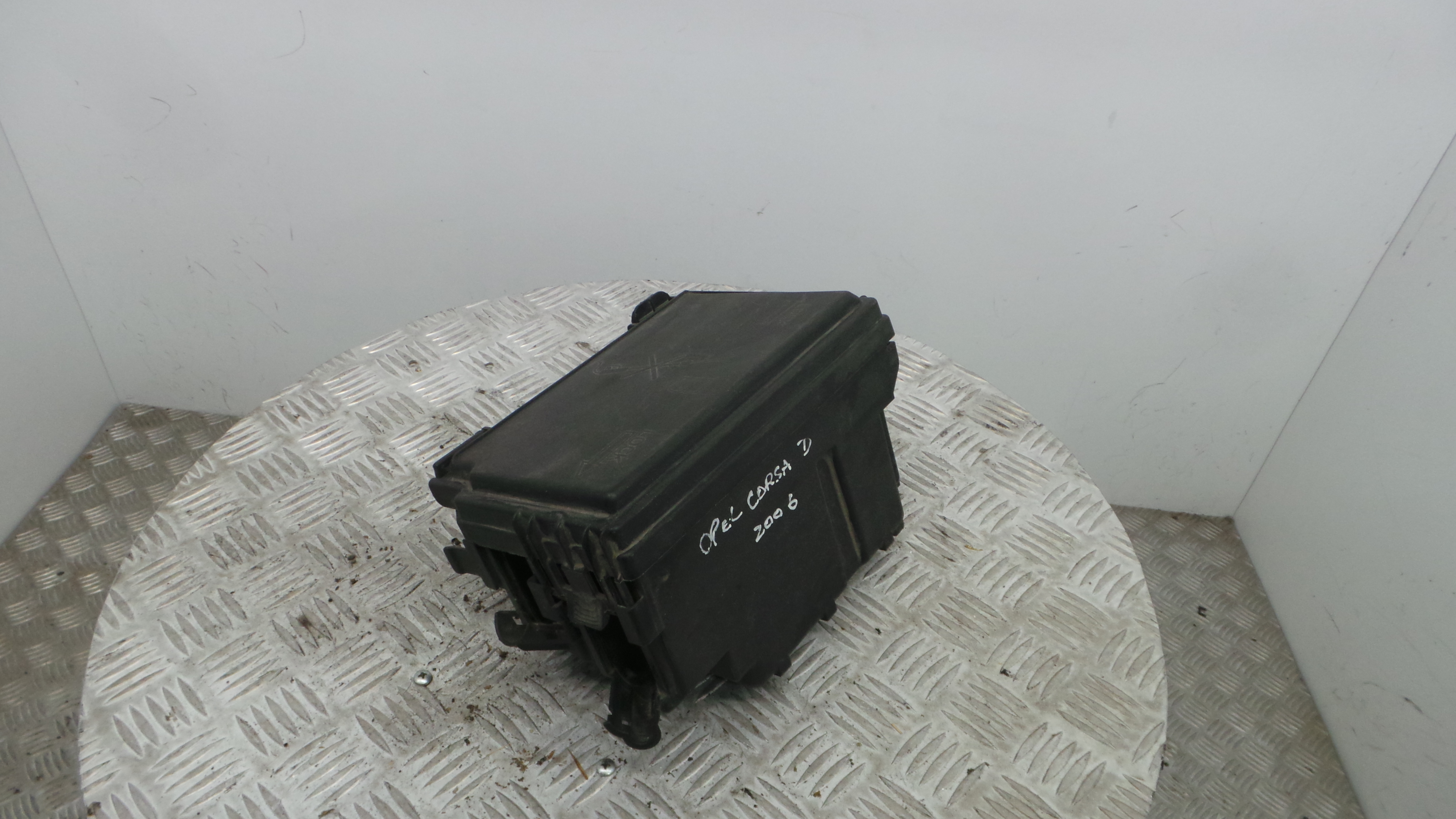 Caixa de Fusiveis 13246937 - OPEL CORSA D (S07)-33630728 Caixa de Fusiveis 13246937 - OPEL CORSA D (S07)-33630728