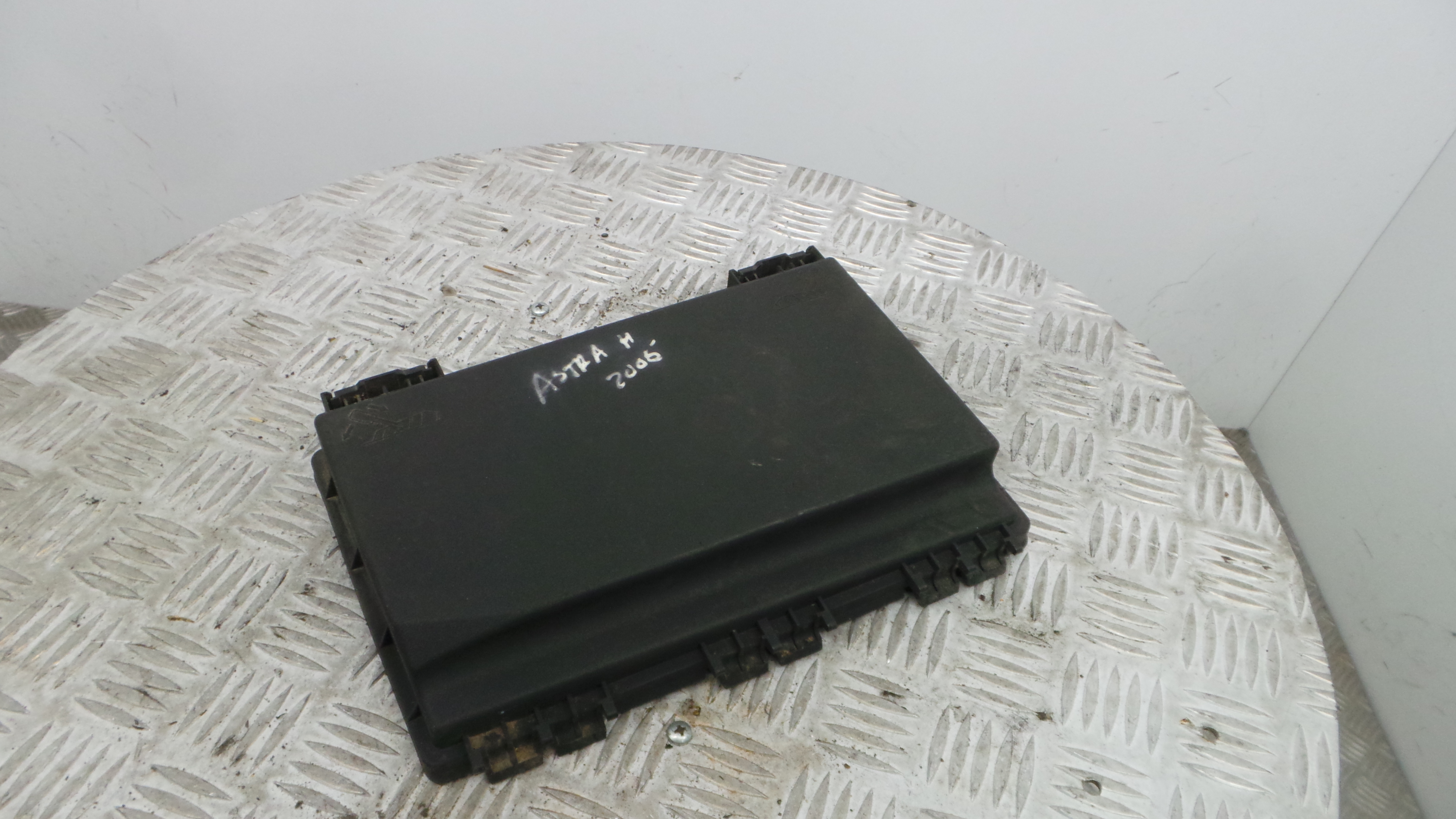 Tampa da Caixa dos Fusíveis 13125865 - OPEL ASTRA H (A04)-33630852