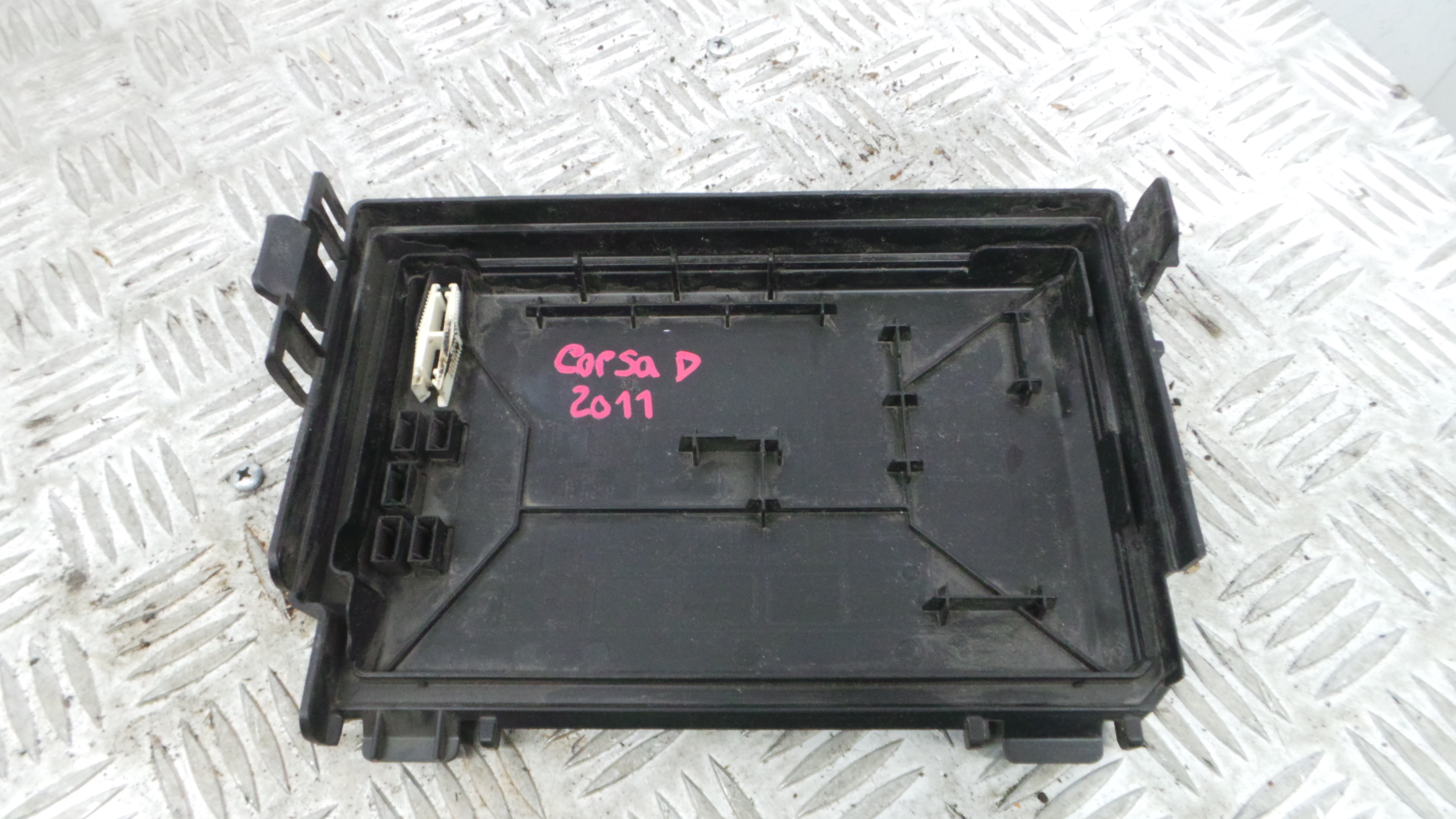 Tampa da Caixa dos Fusíveis 13246936 - OPEL CORSA D (S07)-33630855