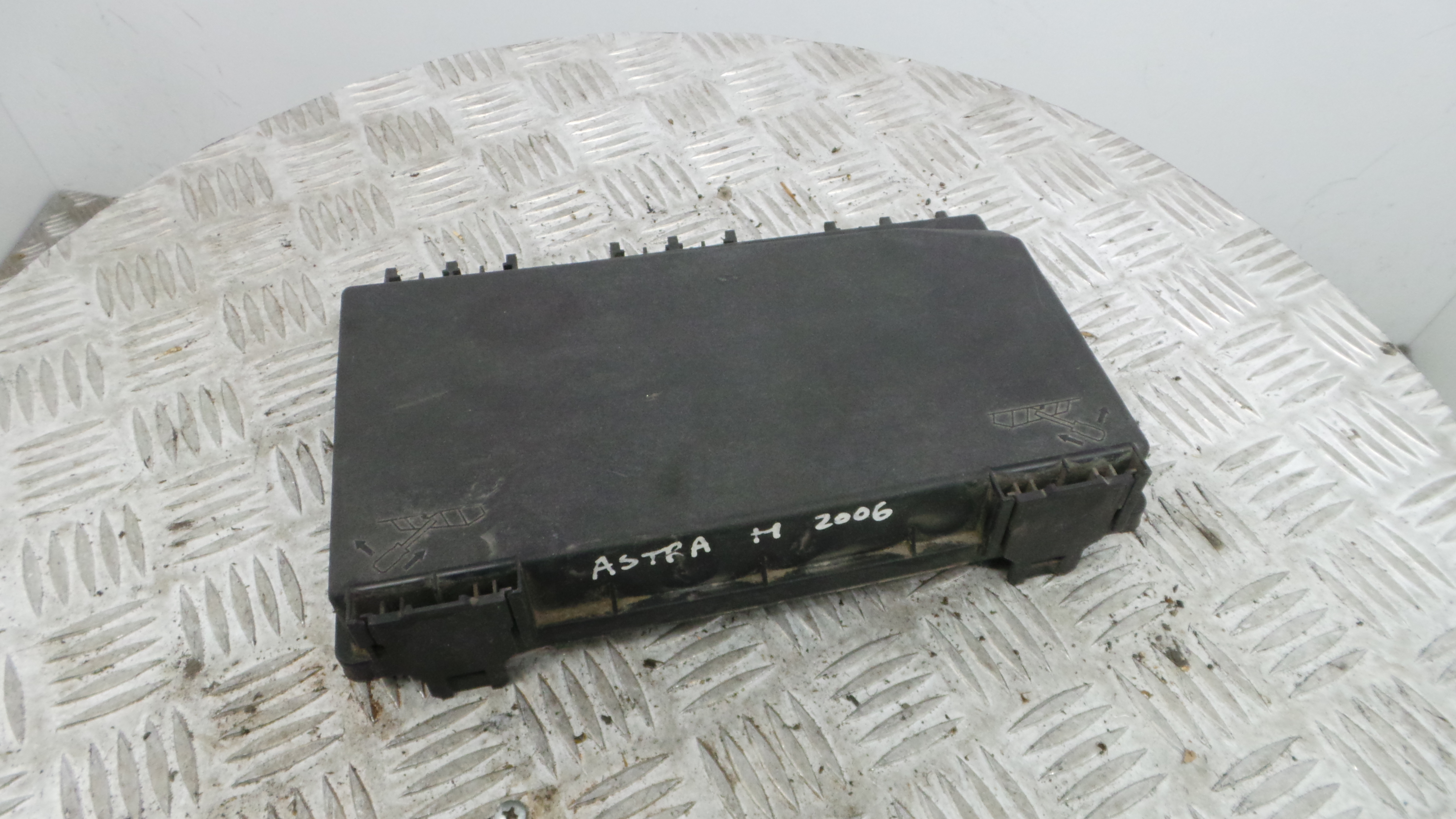 Tampa da Caixa dos Fusíveis 13125865 - OPEL ASTRA H (A04)-33630862