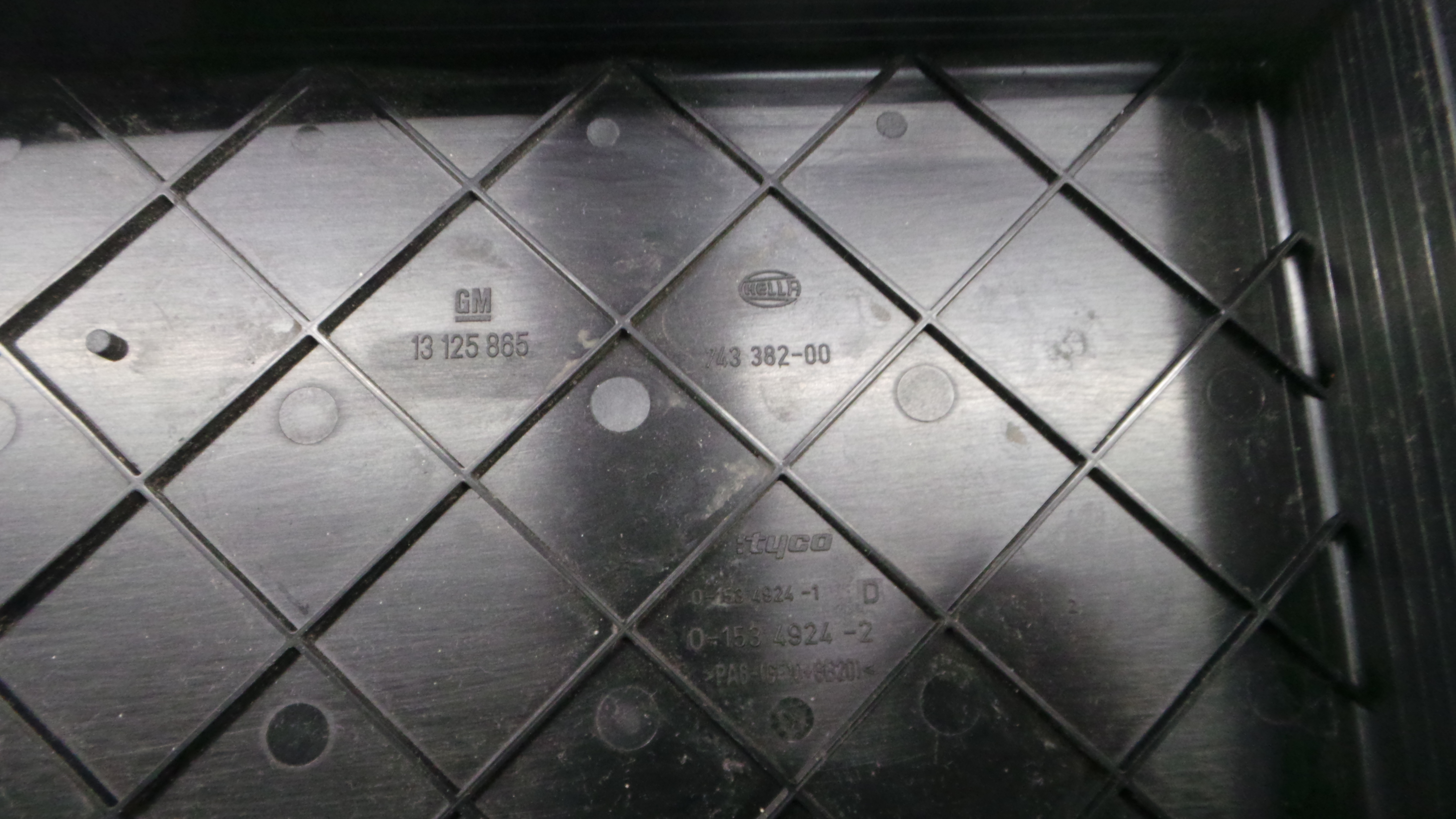 Tampa da Caixa dos Fusíveis 13125865 - OPEL ASTRA H (A04)-33630862