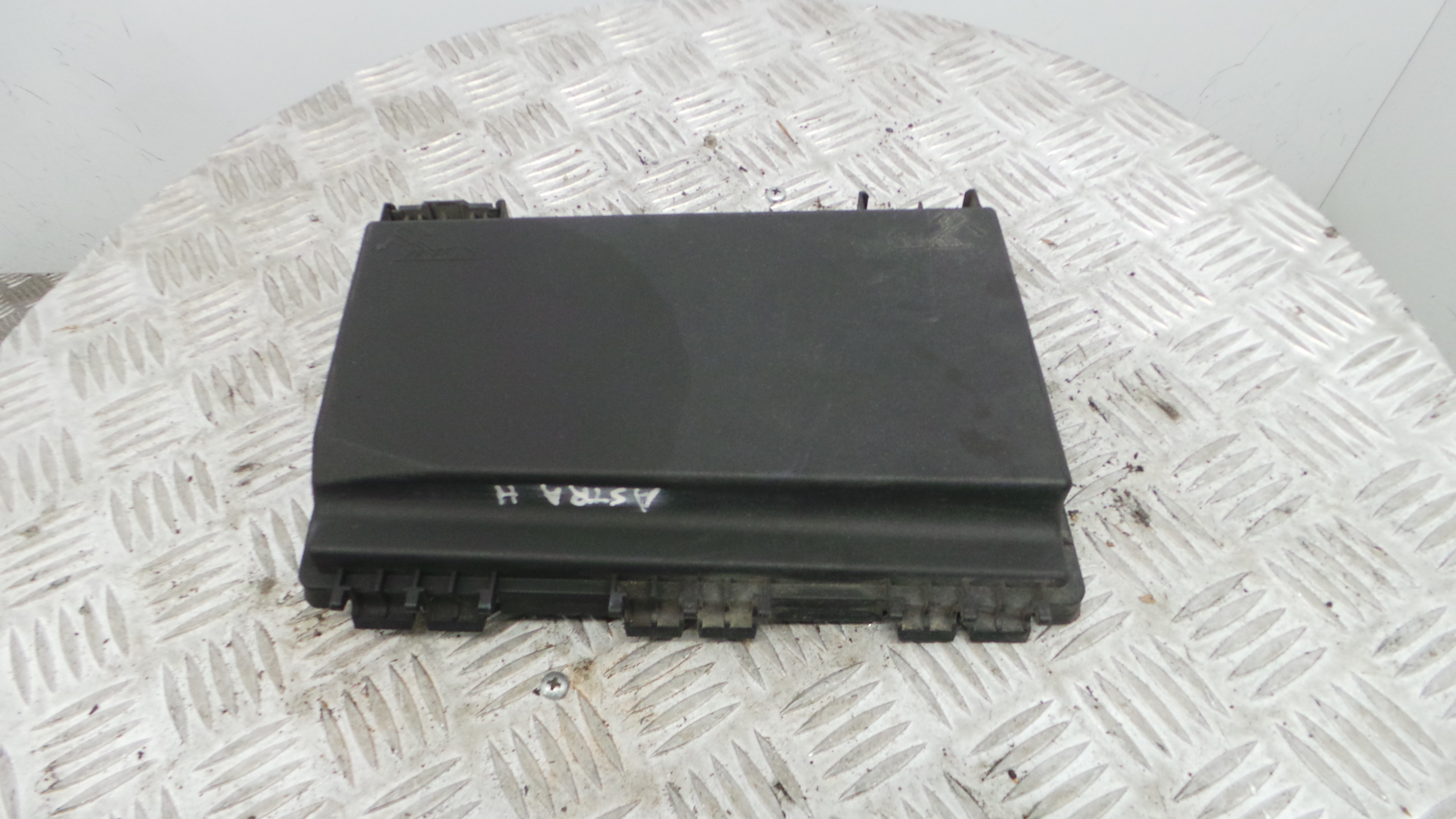 Tampa da Caixa dos Fusíveis 13125865 - OPEL ASTRA H (A04)-33630867