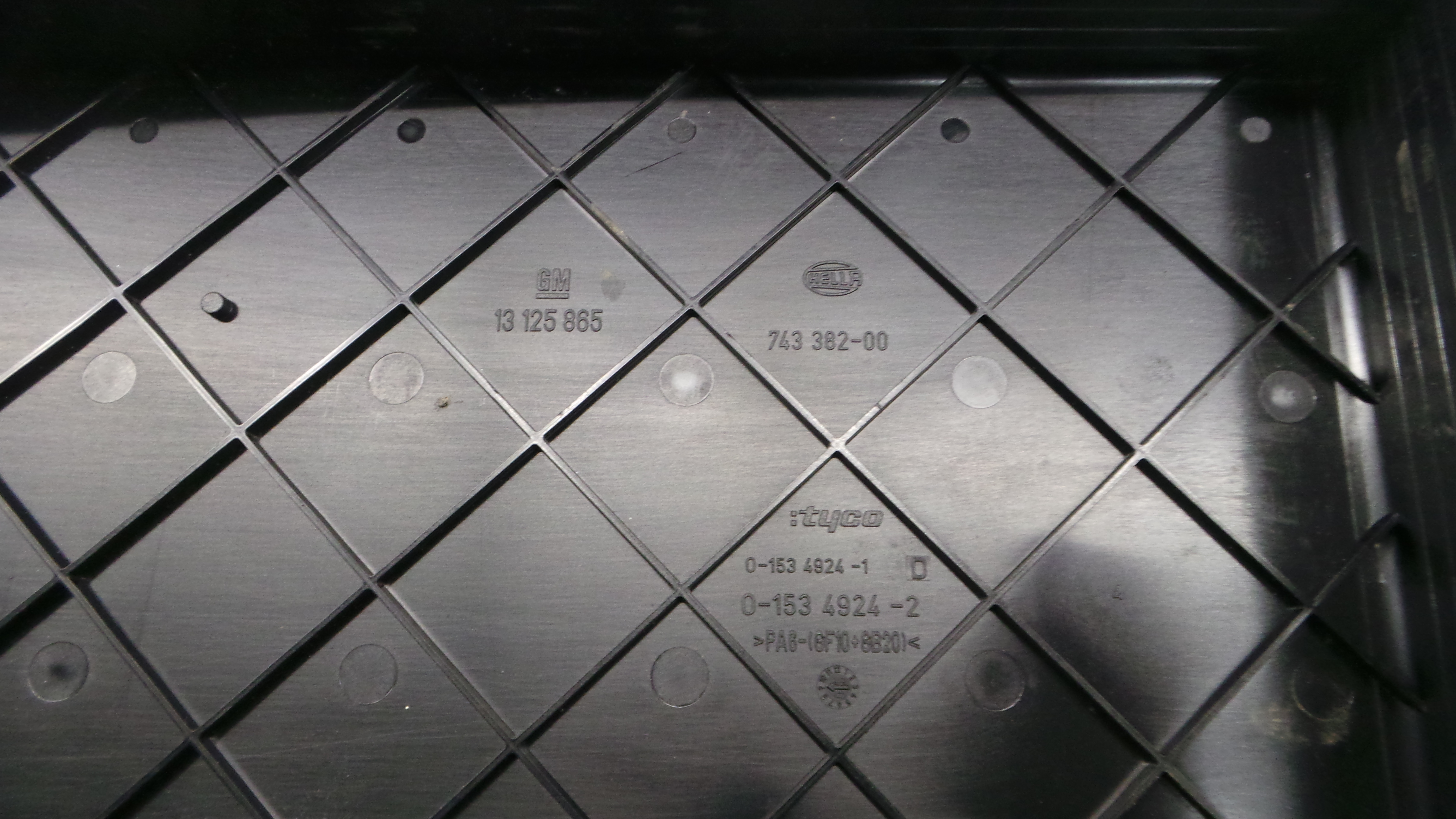 Tampa da Caixa dos Fusíveis 13125865 - OPEL ASTRA H (A04)-33630867