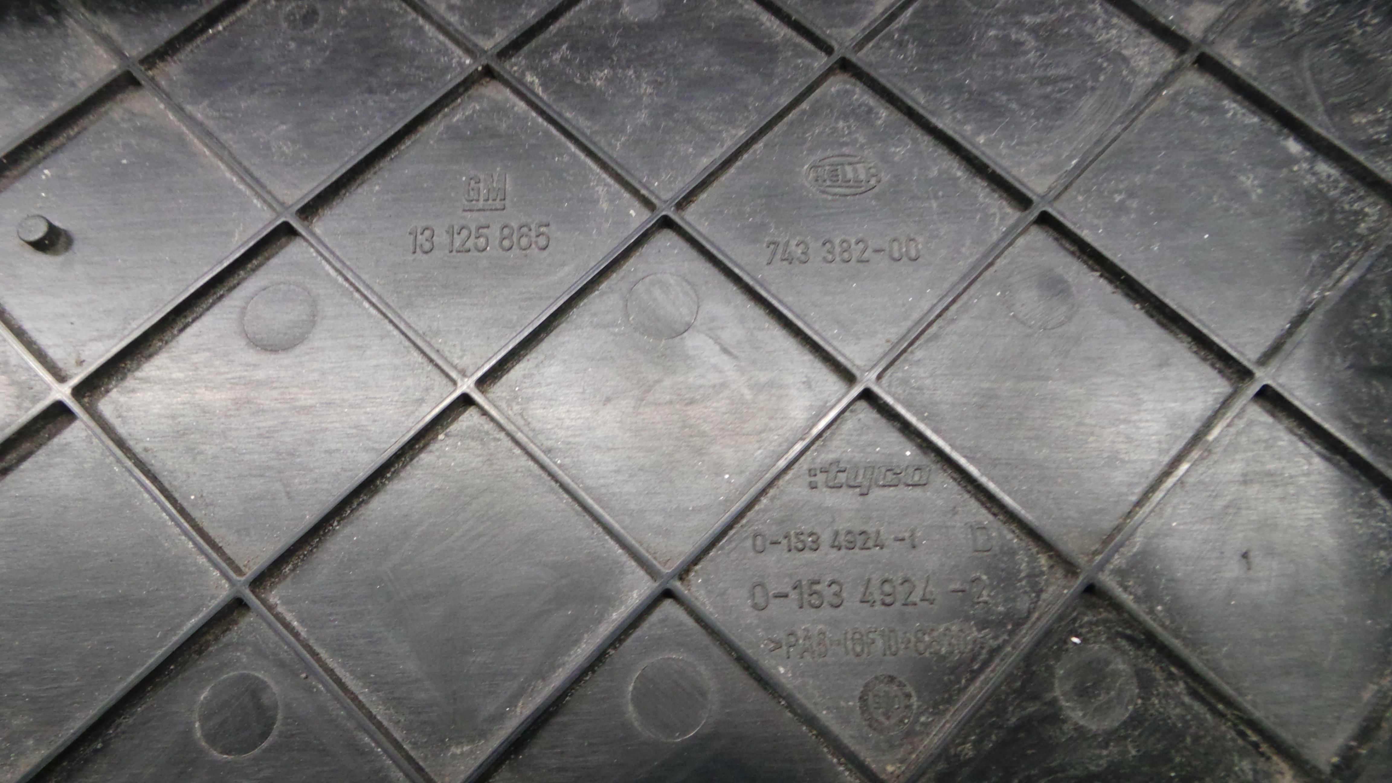 Tampa da Caixa dos Fusíveis 13125865 - OPEL ASTRA H (A04)-33630873