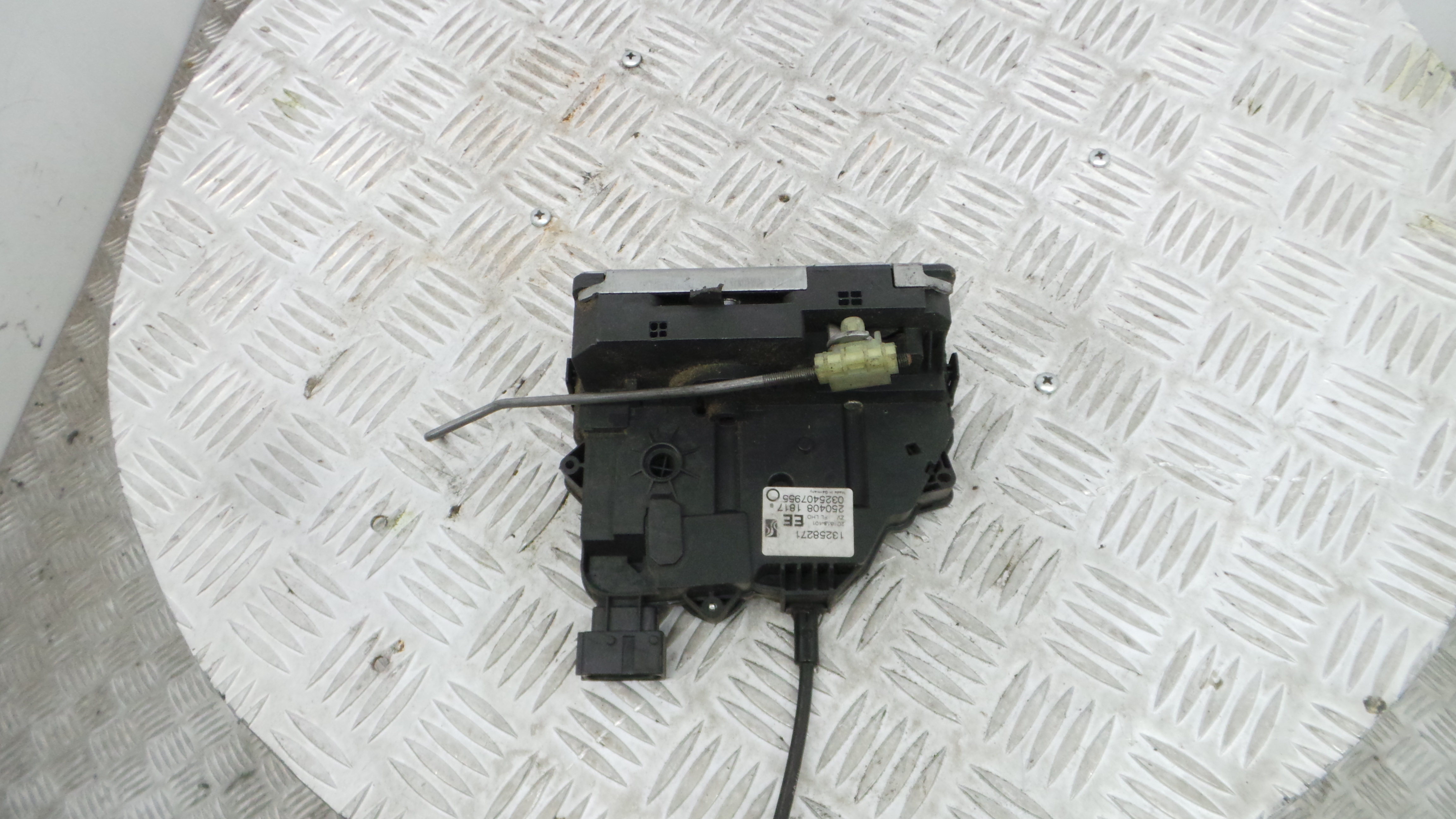 Fecho da Porta Esq 13258271 - OPEL CORSA D (S07)-33632659