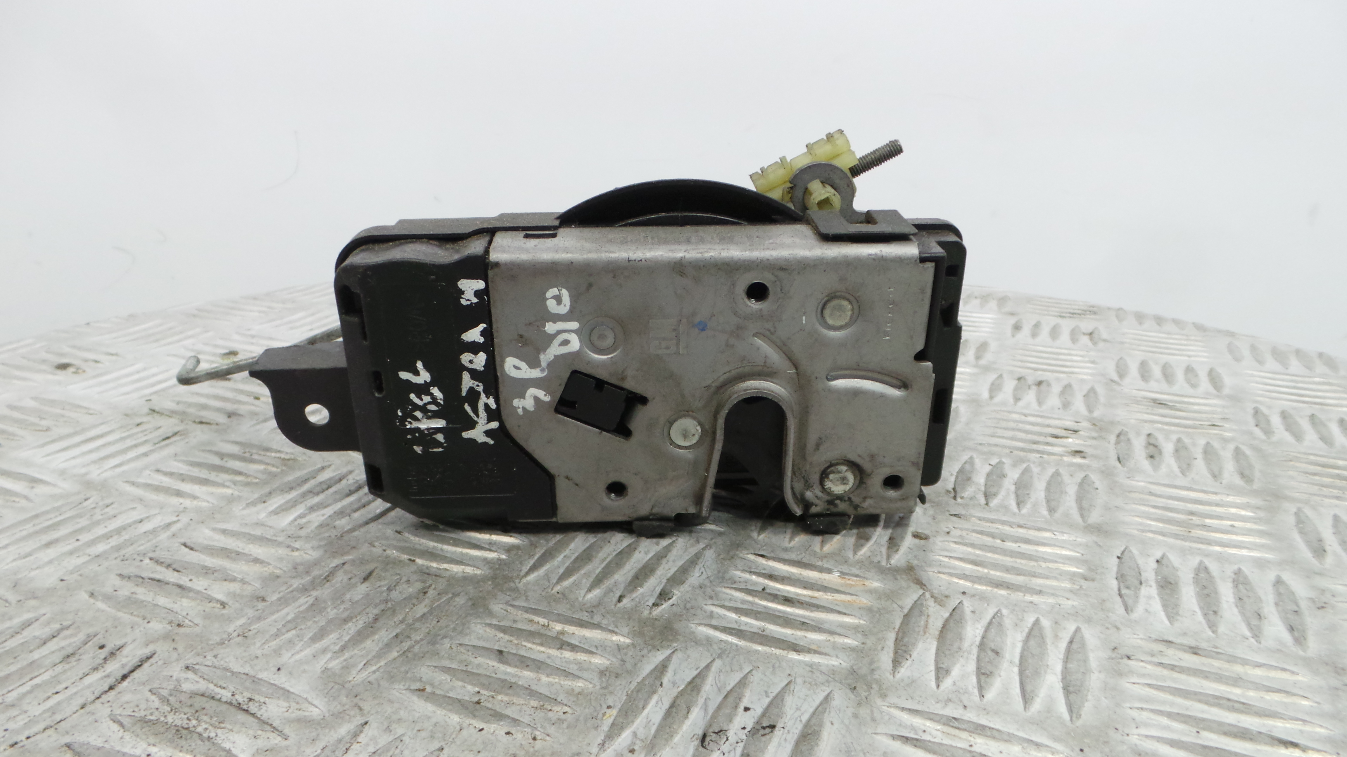 Fecho da Porta Dto 13210749 - OPEL ASTRA H (A04)-33632672 Fecho da Porta Dto 13210749 - OPEL ASTRA H (A04)-33632672