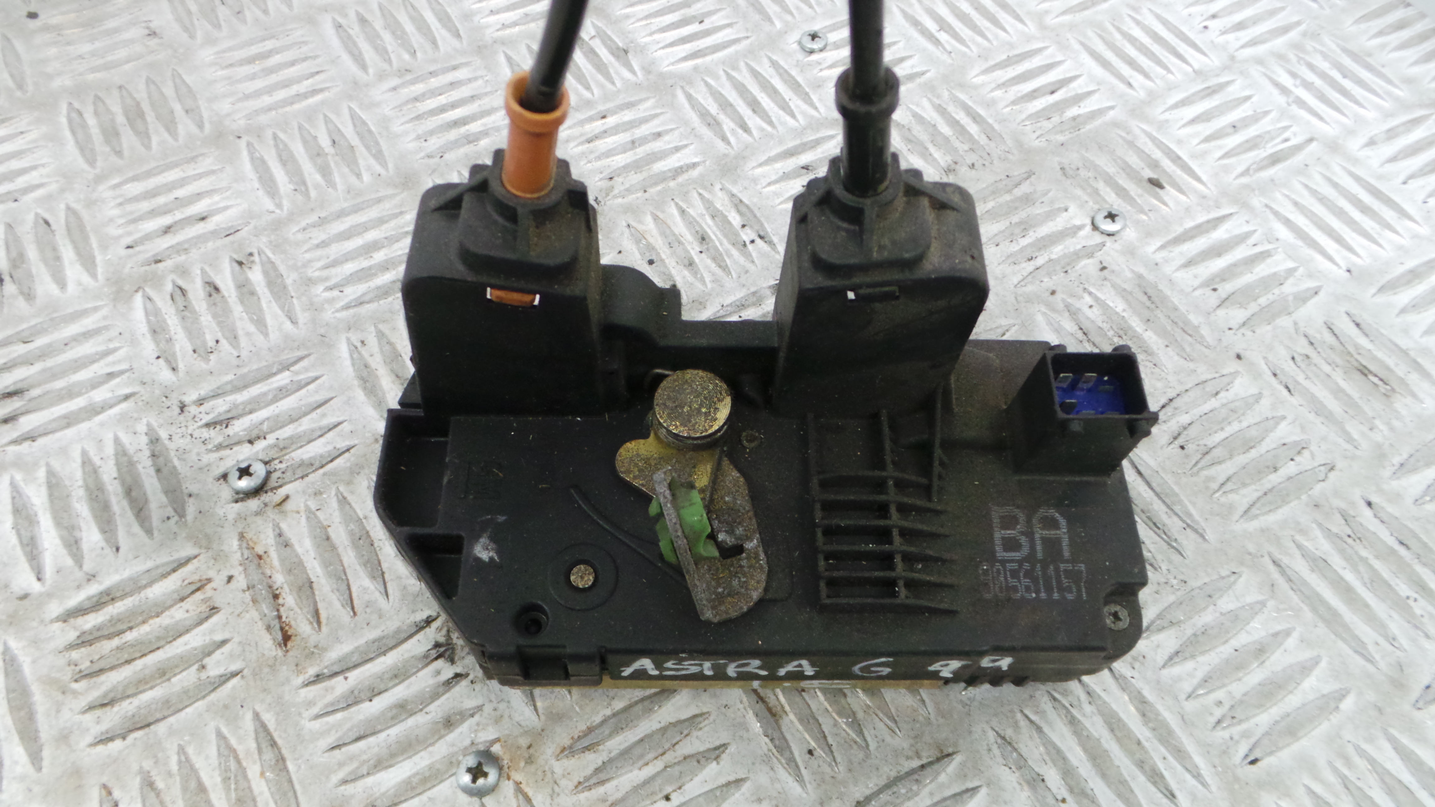 Fecho da Porta Trás Esq 90561157 - OPEL ASTRA G Hatchback (T98)-33632720