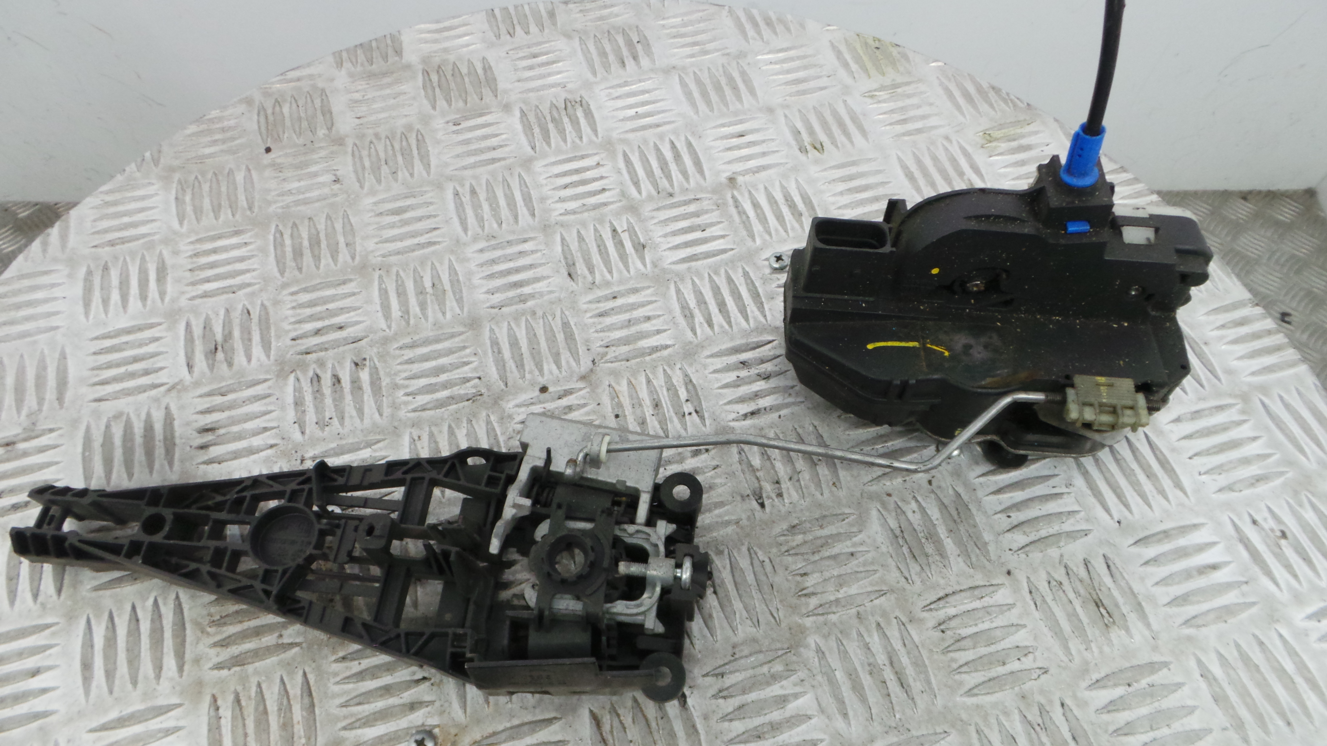 Fecho da Porta Frente Dto 13579523 - OPEL ASTRA J (P10)-33632723