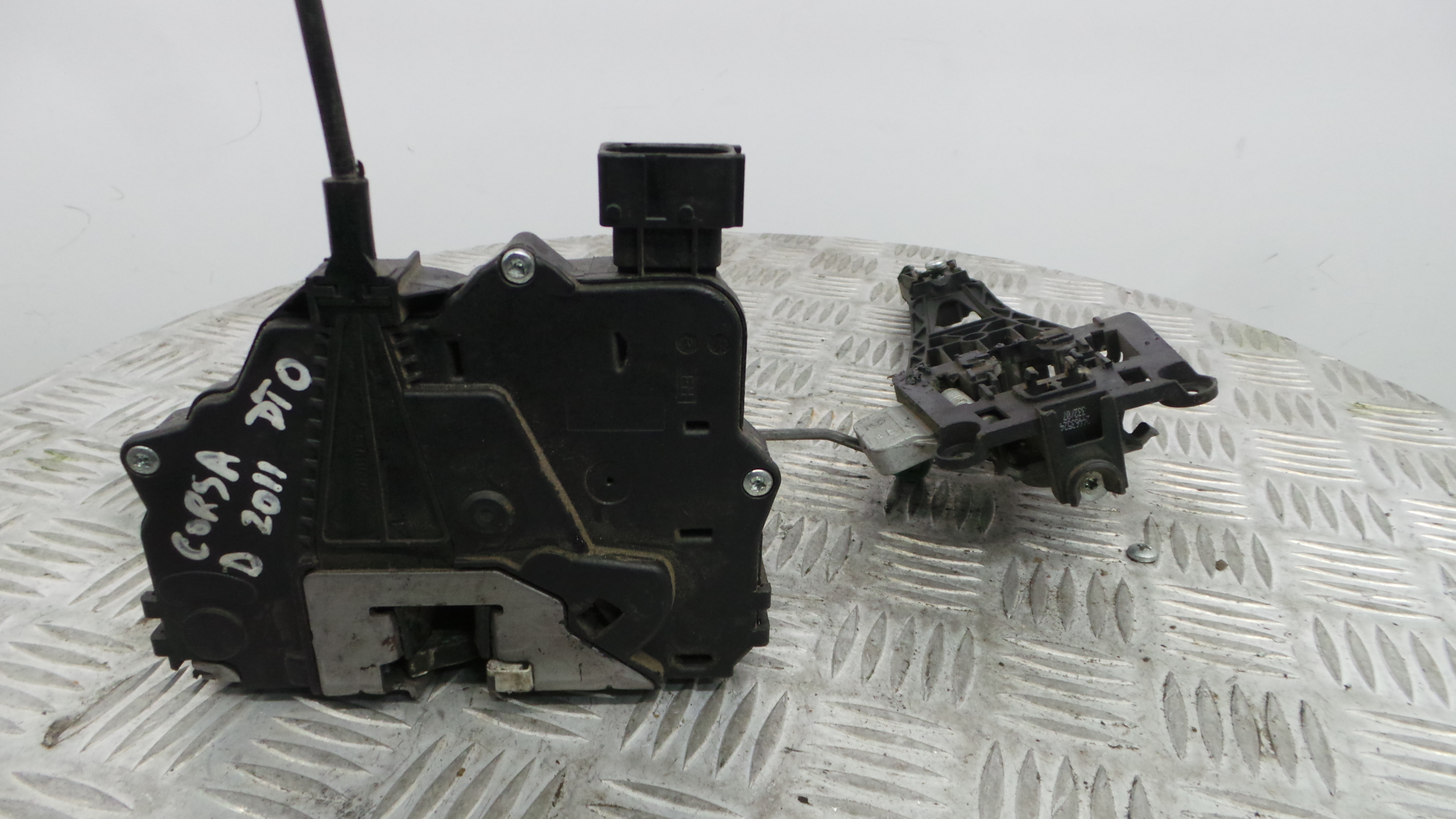 Fecho da Porta Dto 13258274 - OPEL CORSA D (S07)-33632733 Fecho da Porta Dto 13258274 - OPEL CORSA D (S07)-33632733
